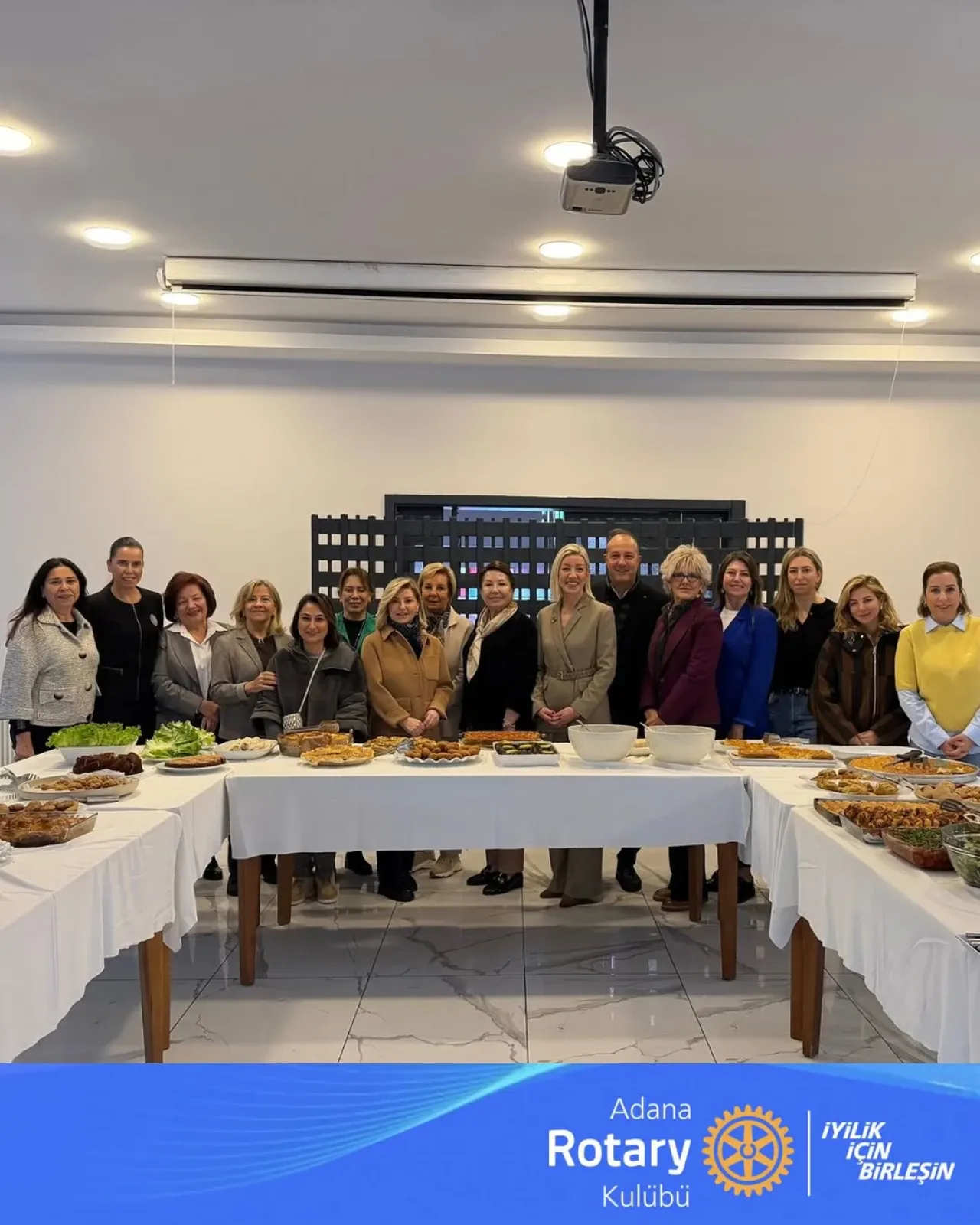 Adana Rotary Kulübü'nden Cumhuriyet Evleri'ne Anlamlı Bağış Adana Rotary Kulübü'nden Cumhuriyet Evleri'ne Anlamlı Bağış