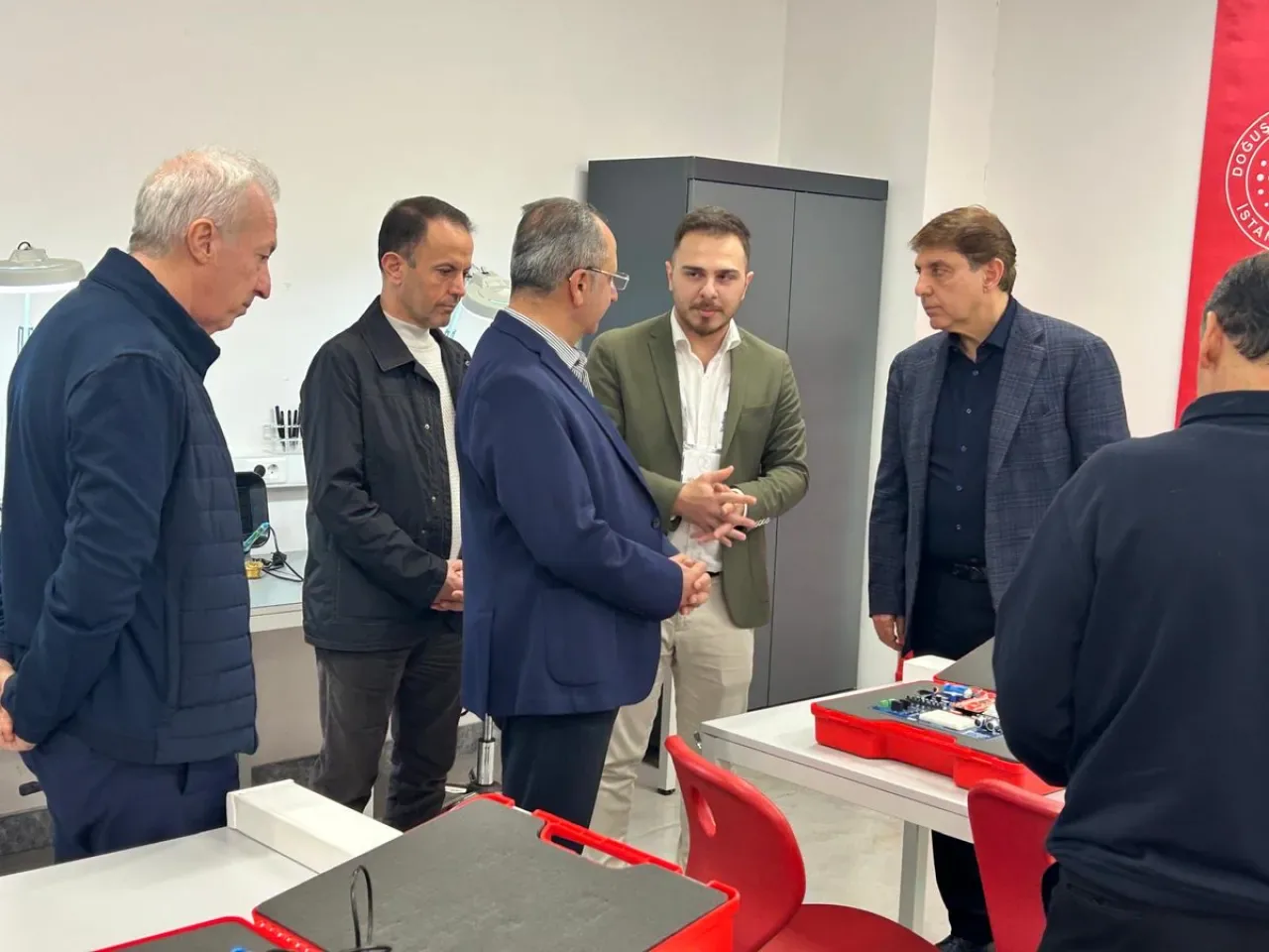 Ümraniye Kaymakamı Yüksel Çelik, Genç Mucitlerin Projelerini İnceledi Ümraniye Kaymakamı Yüksel Çelik, Genç Mucitlerin Projelerini İnceledi