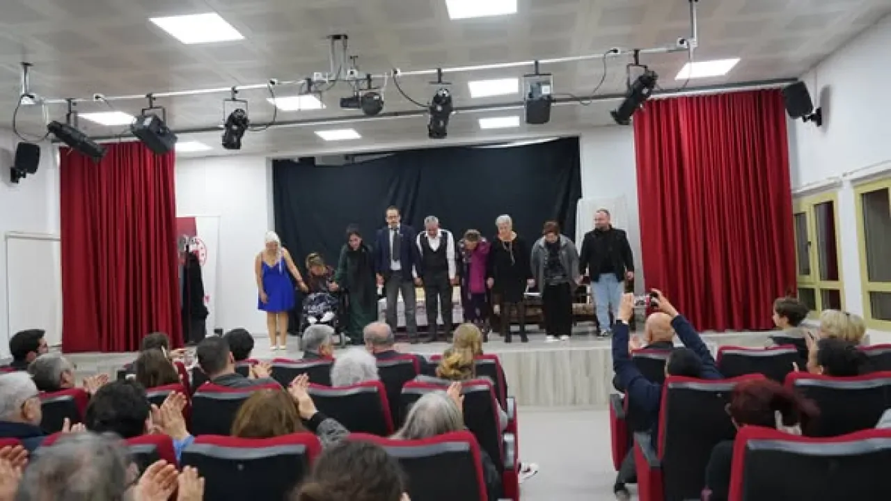 Karaburun'da "Kanaviçe" Oyunu Sahnelendi Karaburun'da "Kanaviçe" Oyunu Sahnelendi