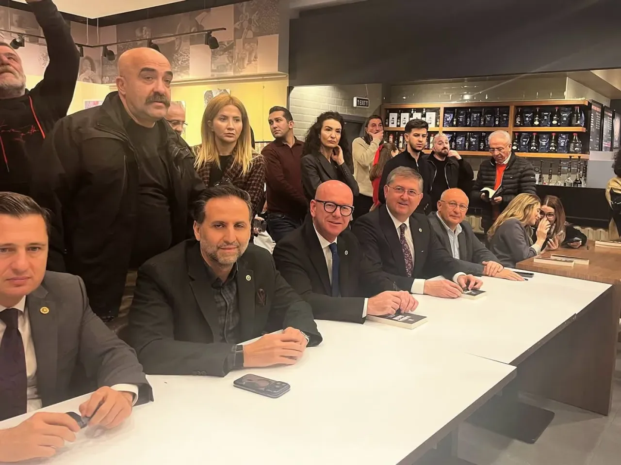 CHP Lideri Özel ve Partililer, Tutuklu Akademisyen Buğra Gökçe'nin Kitabını İmzaladı CHP Lideri Özel ve Partililer, Tutuklu Akademisyen Buğra Gökçe'nin Kitabını İmzaladı