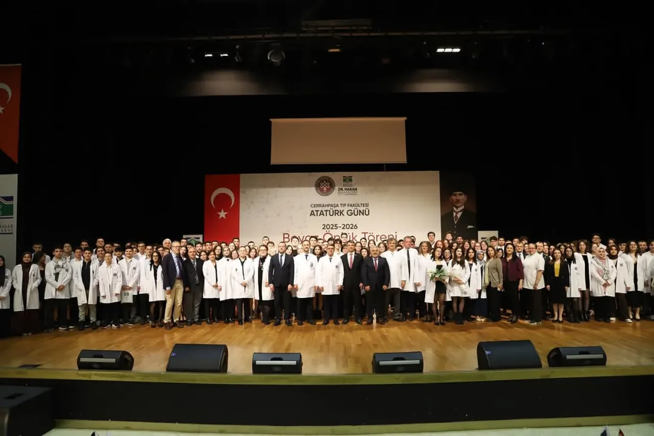 İÜC Cerrahpaşa Tıp Fakültesi'nde Beyaz Önlük Giyme Töreni Coşkusu İÜC Cerrahpaşa Tıp Fakültesi'nde Beyaz Önlük Giyme Töreni Coşkusu