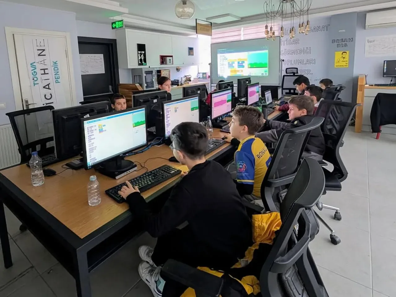 TÜGVA Pendik'te Öğrenciler Fikirlerini İcathanede Hayata Geçiriyor TÜGVA Pendik'te Öğrenciler Fikirlerini İcathanede Hayata Geçiriyor