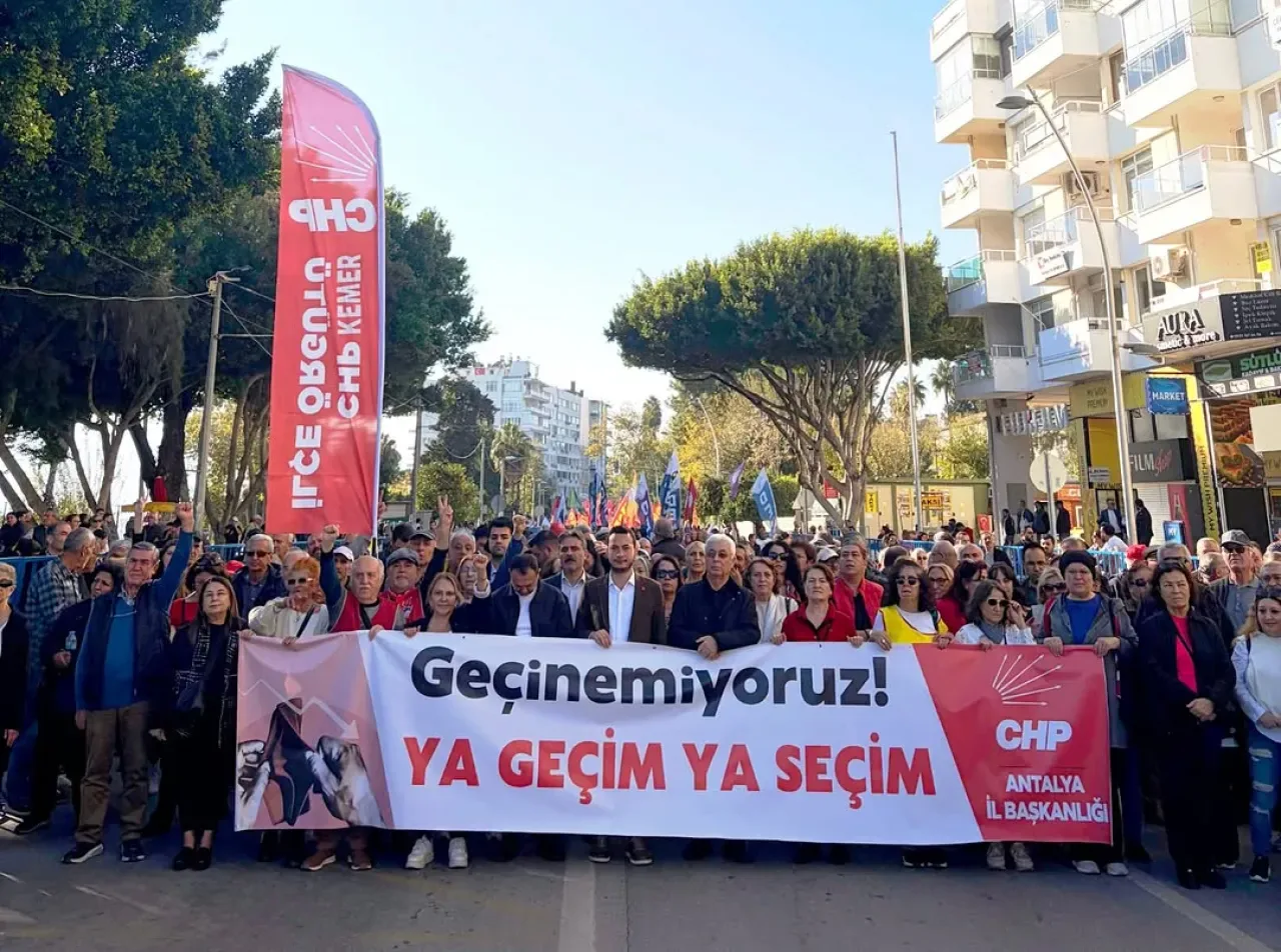 CHP Antalya'da "Ekmek ve Adalet" İçin Yürüdü CHP Antalya'da "Ekmek ve Adalet" İçin Yürüdü