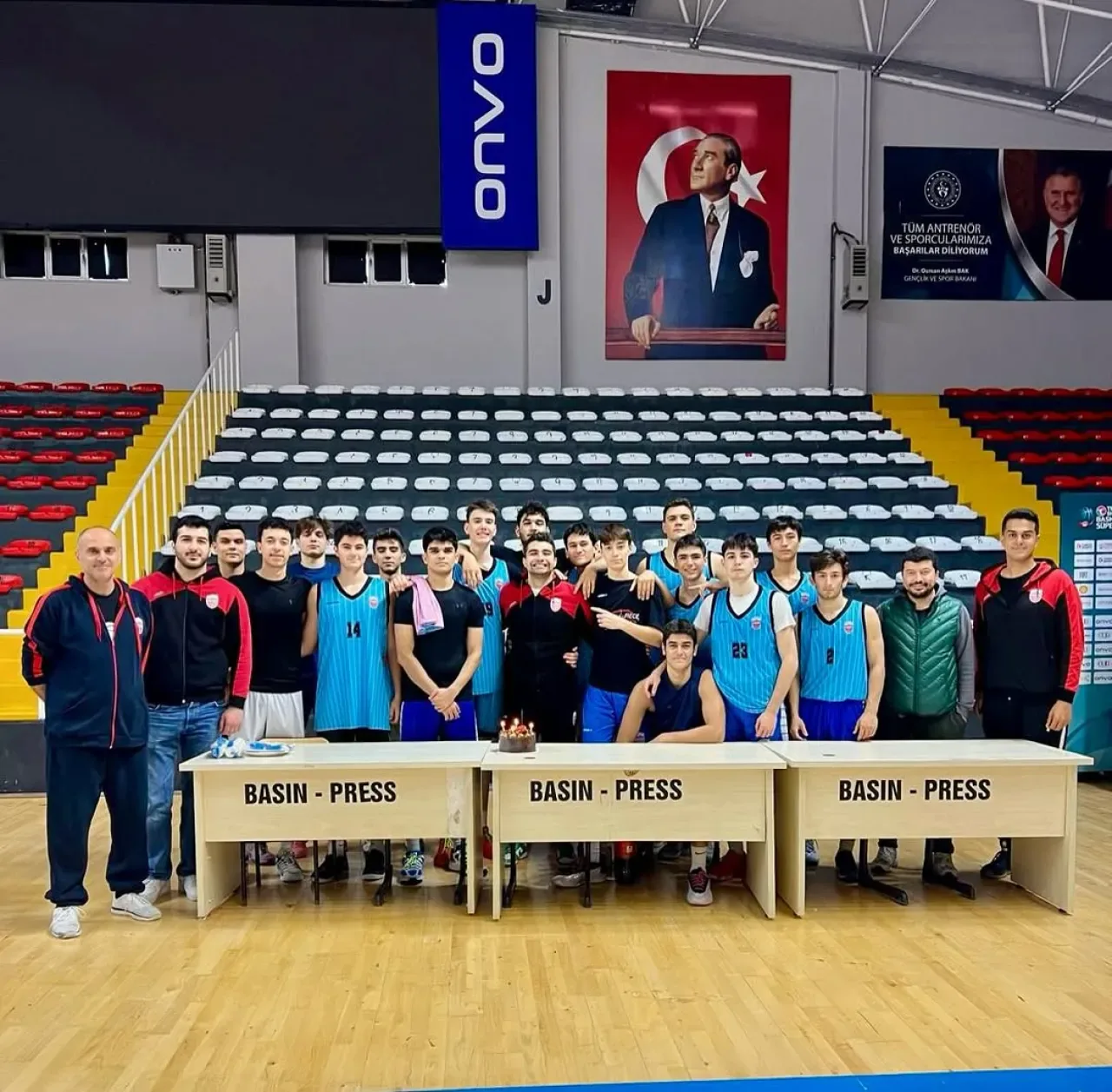 Onvo Büyükçekmece Basketbol Takımı'ndan Ege Koç'a Doğum Günü Sürprizi Onvo Büyükçekmece Basketbol Takımı'ndan Ege Koç'a Doğum Günü Sürprizi