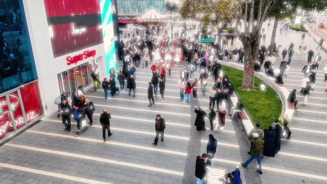 Osmangazi Meydanı, Yıl Sonuna Kadar Yenilenen Yüzüyle Bursalıları Bekliyor Osmangazi Meydanı, Yıl Sonuna Kadar Yenilenen Yüzüyle Bursalıları Bekliyor
