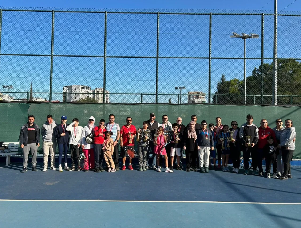 Aile Yılı Tenis Turnuvası'nda Çocuklar ve Aileleri Keyifli Anlar Yaşadı Aile Yılı Tenis Turnuvası'nda Çocuklar ve Aileleri Keyifli Anlar Yaşadı