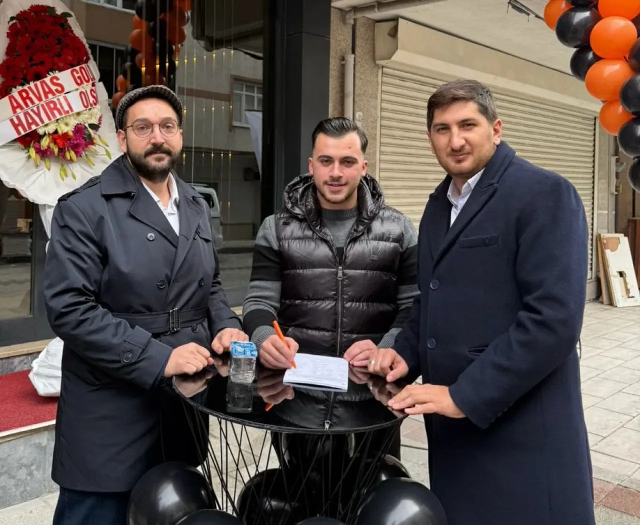 Küçükçekmece'de Genç Esnaf Ziyareti: GSK Club'a Hayırlı Olsun Temennisi Küçükçekmece'de Genç Esnaf Ziyareti: GSK Club'a Hayırlı Olsun Temennisi