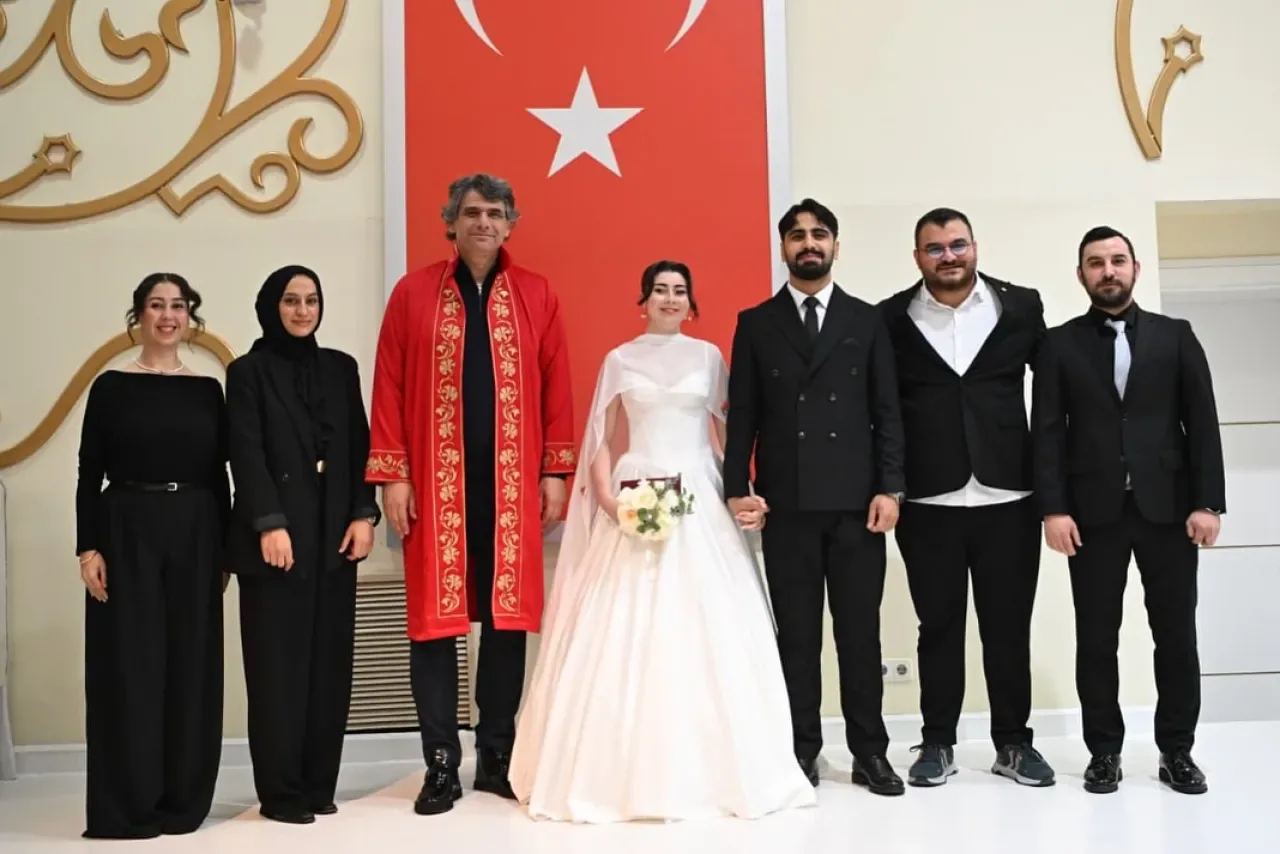 Kartepe Belediyesi'nden Evlenen Çiftlere Anlamlı Tebrik Mesajı Kartepe Belediyesi'nden Evlenen Çiftlere Anlamlı Tebrik Mesajı