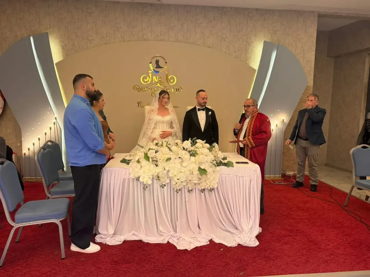 Çayırova Belediyesi'nden Yeni Evli Çifte Mutluluk Ziyareti Çayırova Belediyesi'nden Yeni Evli Çifte Mutluluk Ziyareti
