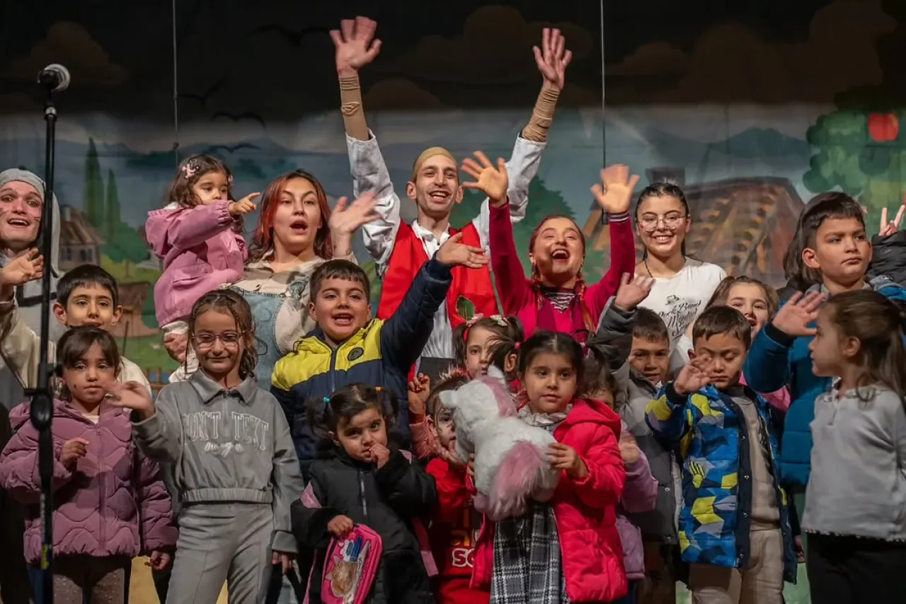 Gölbaşı Belediyesi, Canlı Orkestralı Çocuk Tiyatrosu ile Minikleri Sanatla Buluşturdu Gölbaşı Belediyesi, Canlı Orkestralı Çocuk Tiyatrosu ile Minikleri Sanatla Buluşturdu