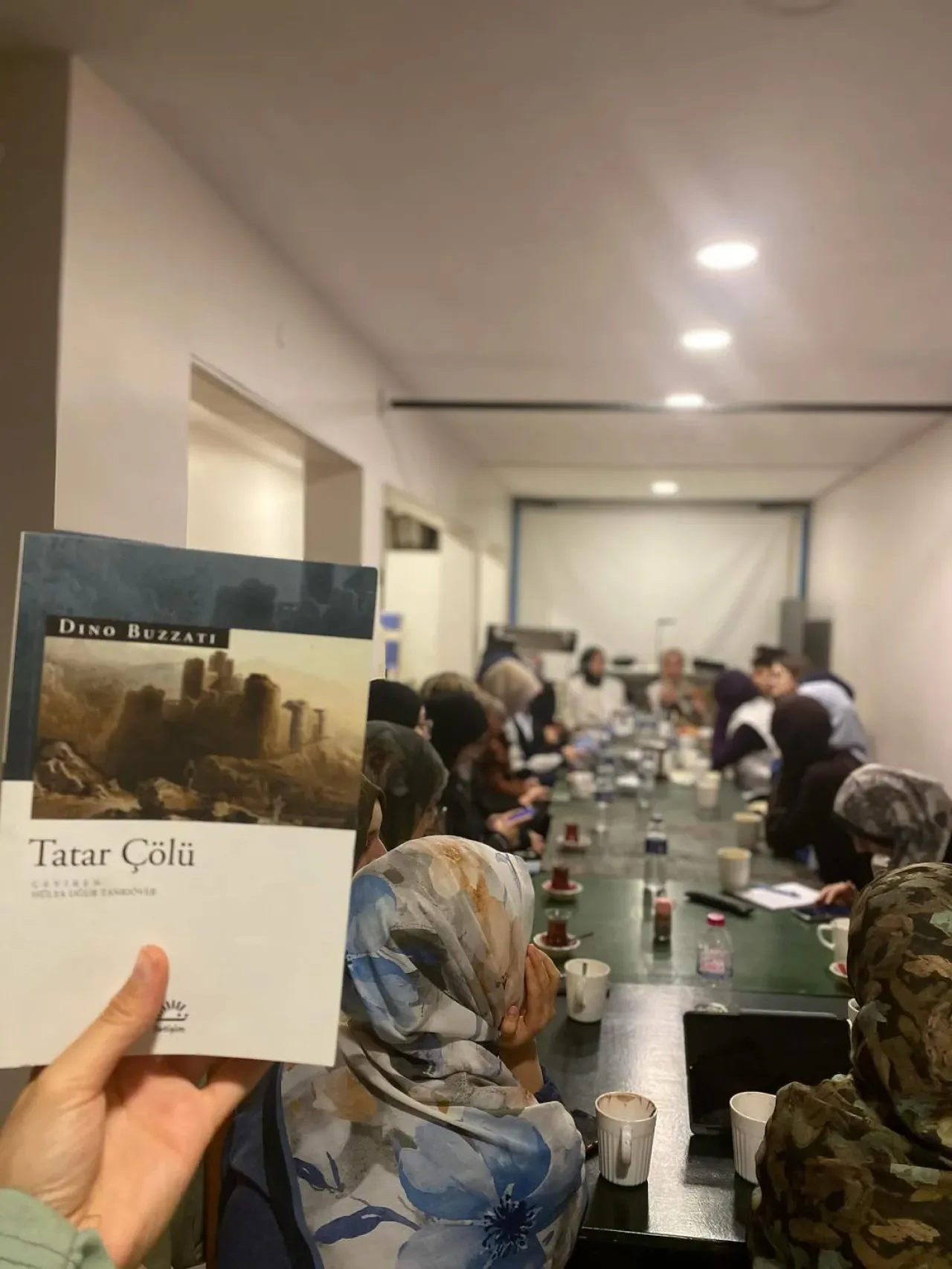 İstanbul Medeniyet Üniversitesi'nde "Tatar Çölü" Kitap Tahlili Gerçekleştirildi İstanbul Medeniyet Üniversitesi'nde "Tatar Çölü" Kitap Tahlili Gerçekleştirildi
