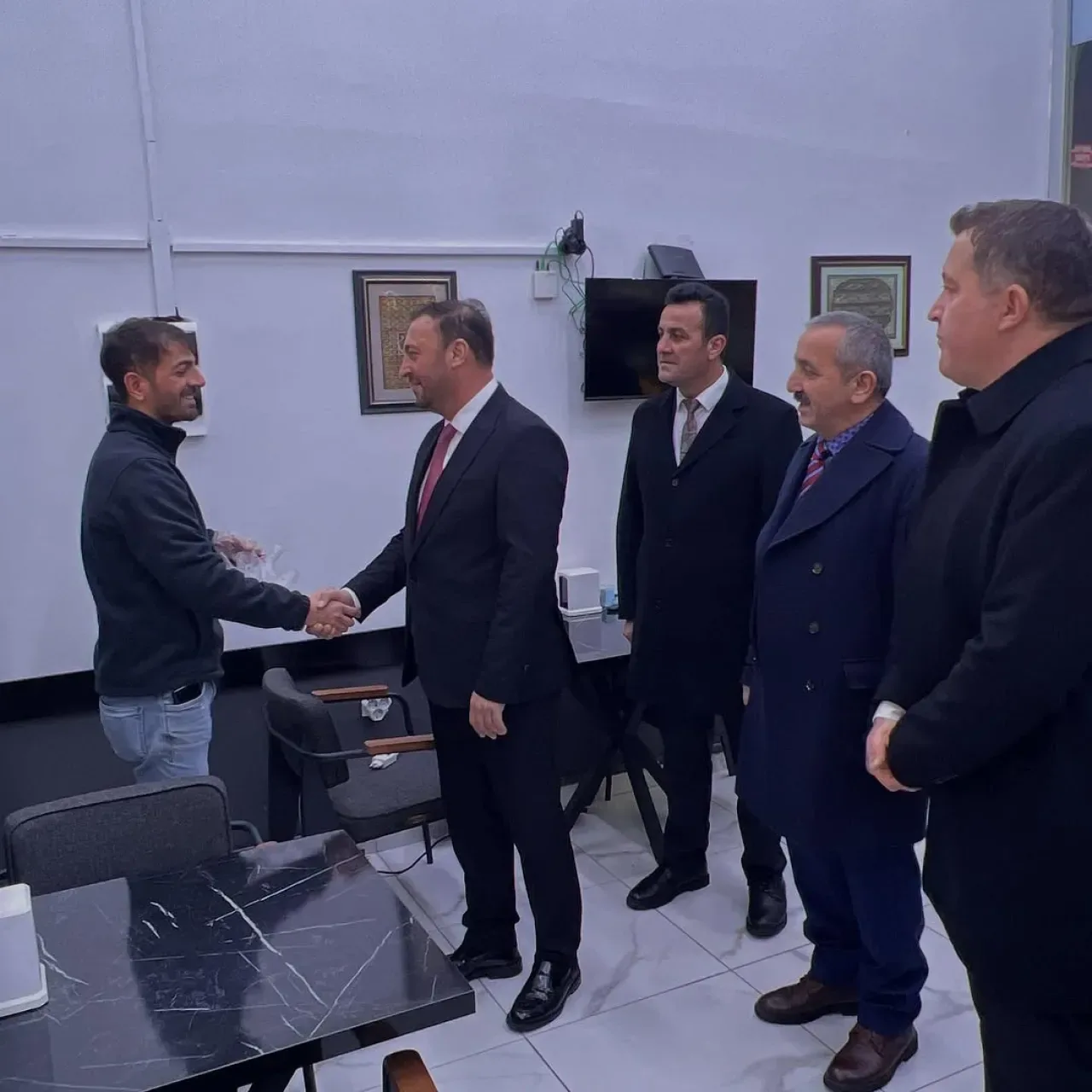 MHP Pendik İlçe Başkanı Eşref Eryılmaz, Güllübağlar Mahallesi'nde Esnaf Ziyareti Gerçekleştirdi MHP Pendik İlçe Başkanı Eşref Eryılmaz, Güllübağlar Mahallesi'nde Esnaf Ziyareti Gerçekleştirdi