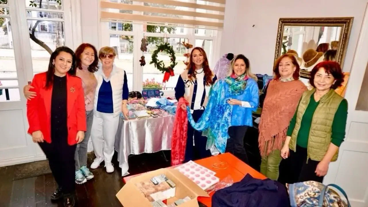 Adalar Kültür Derneği Yıl Sonu El Sanatları Sergisi Açıldı Adalar Kültür Derneği Yıl Sonu El Sanatları Sergisi Açıldı