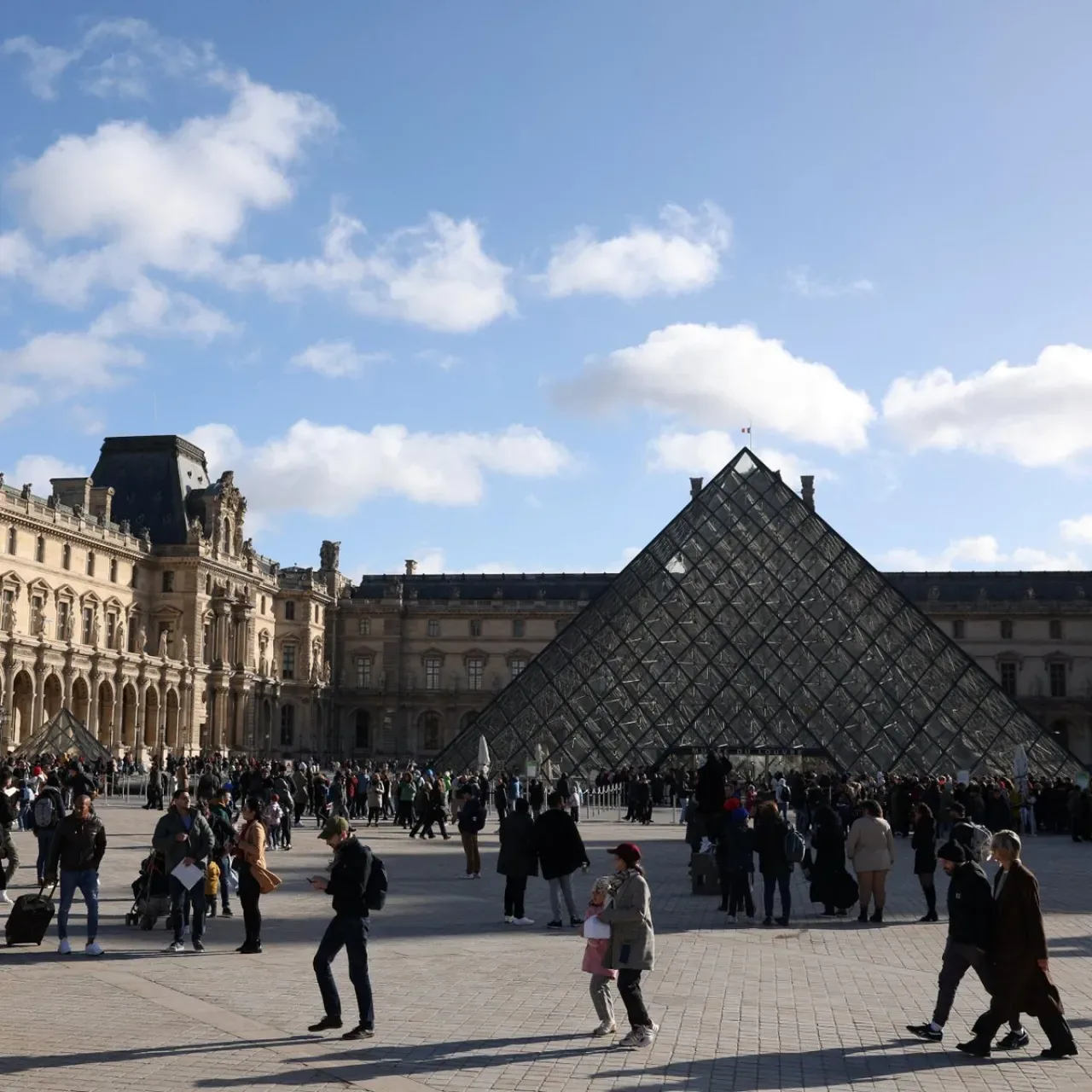 Louvre Müzesi, Personel Grevi Nedeniyle Ziyarete Kapatıldı Louvre Müzesi, Personel Grevi Nedeniyle Ziyarete Kapatıldı