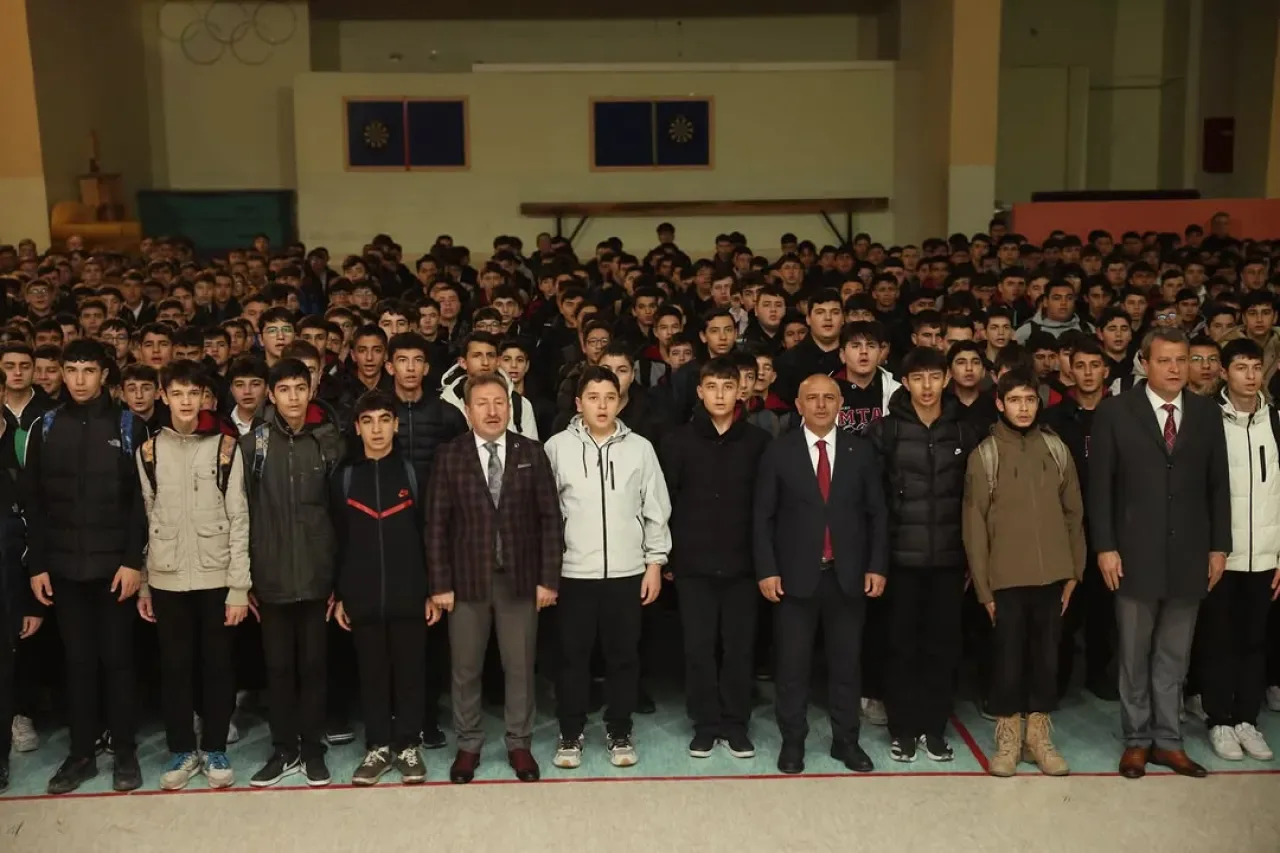 Körfez Belediye Başkanı Söğüt, Haftaya Öğrencilerle Bayrak Töreniyle Başladı Körfez Belediye Başkanı Söğüt, Haftaya Öğrencilerle Bayrak Töreniyle Başladı