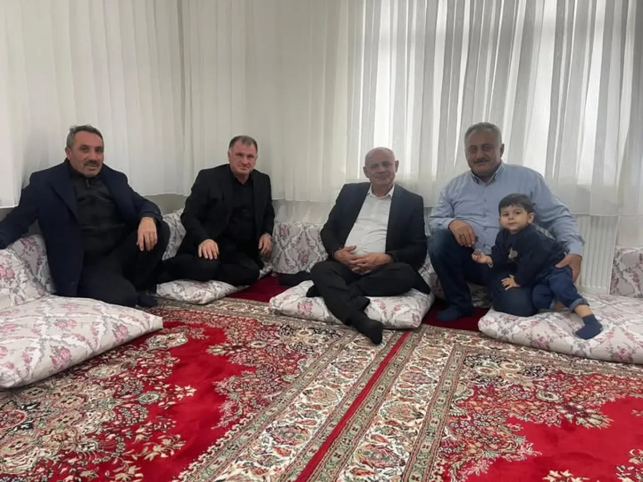 Yahyalı Belediye Başkanı Esat Öztürk, Umreden Dönen Muhtarı Ziyaret Etti Yahyalı Belediye Başkanı Esat Öztürk, Umreden Dönen Muhtarı Ziyaret Etti