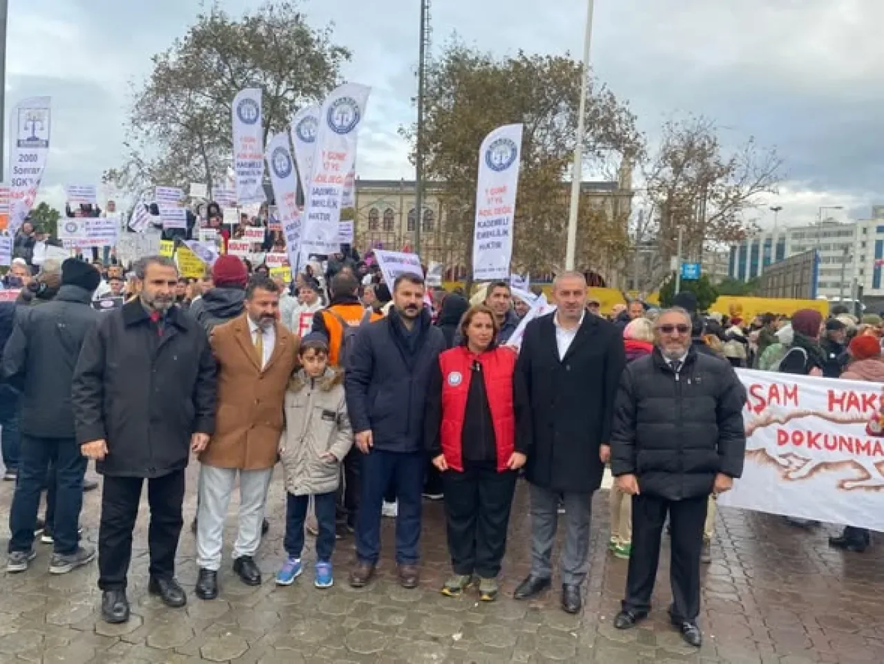 Yeniden Refah Partisi, EMMADER'in Emeklilikte Adalet Arayanlar Basın Açıklamasına Destek Verdi Yeniden Refah Partisi, EMMADER'in Emeklilikte Adalet Arayanlar Basın Açıklamasına Destek Verdi