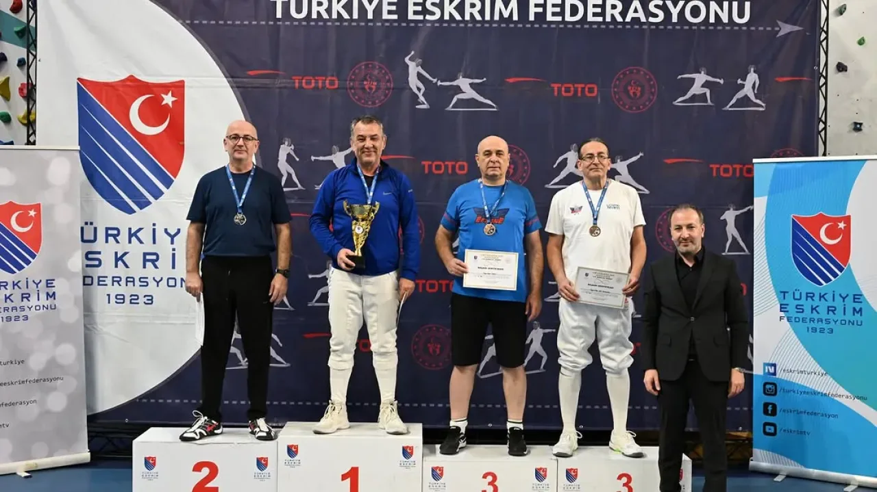 Balıkesirli Veteran Eskrimciler Türkiye Kupası'nda Podyuma Ulaştı Balıkesirli Veteran Eskrimciler Türkiye Kupası'nda Podyuma Ulaştı