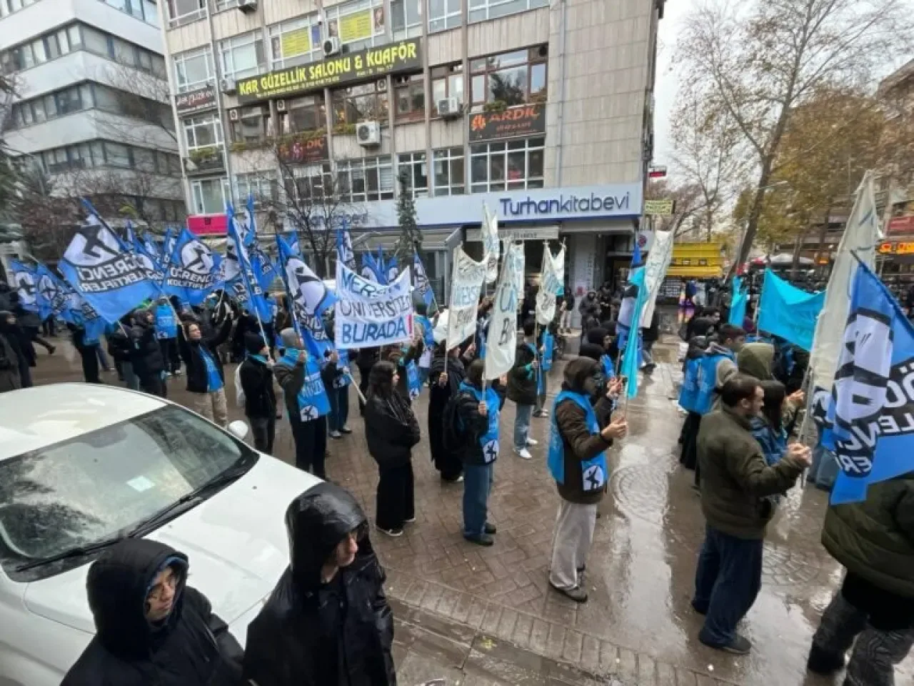 CHP'li İlgezdi'den Öğrenci Yürüyüşü Engeli ve Yoksulluk Eleştirisi CHP'li İlgezdi'den Öğrenci Yürüyüşü Engeli ve Yoksulluk Eleştirisi