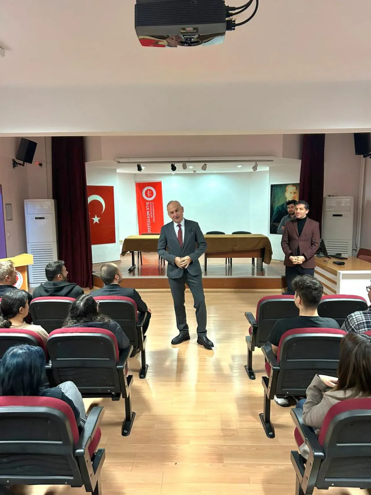 Gaziosmanpaşa'da Öğretmenlere Yönelik Tecrübe Paylaşımı Konferansı Düzenlendi Gaziosmanpaşa'da Öğretmenlere Yönelik Tecrübe Paylaşımı Konferansı Düzenlendi