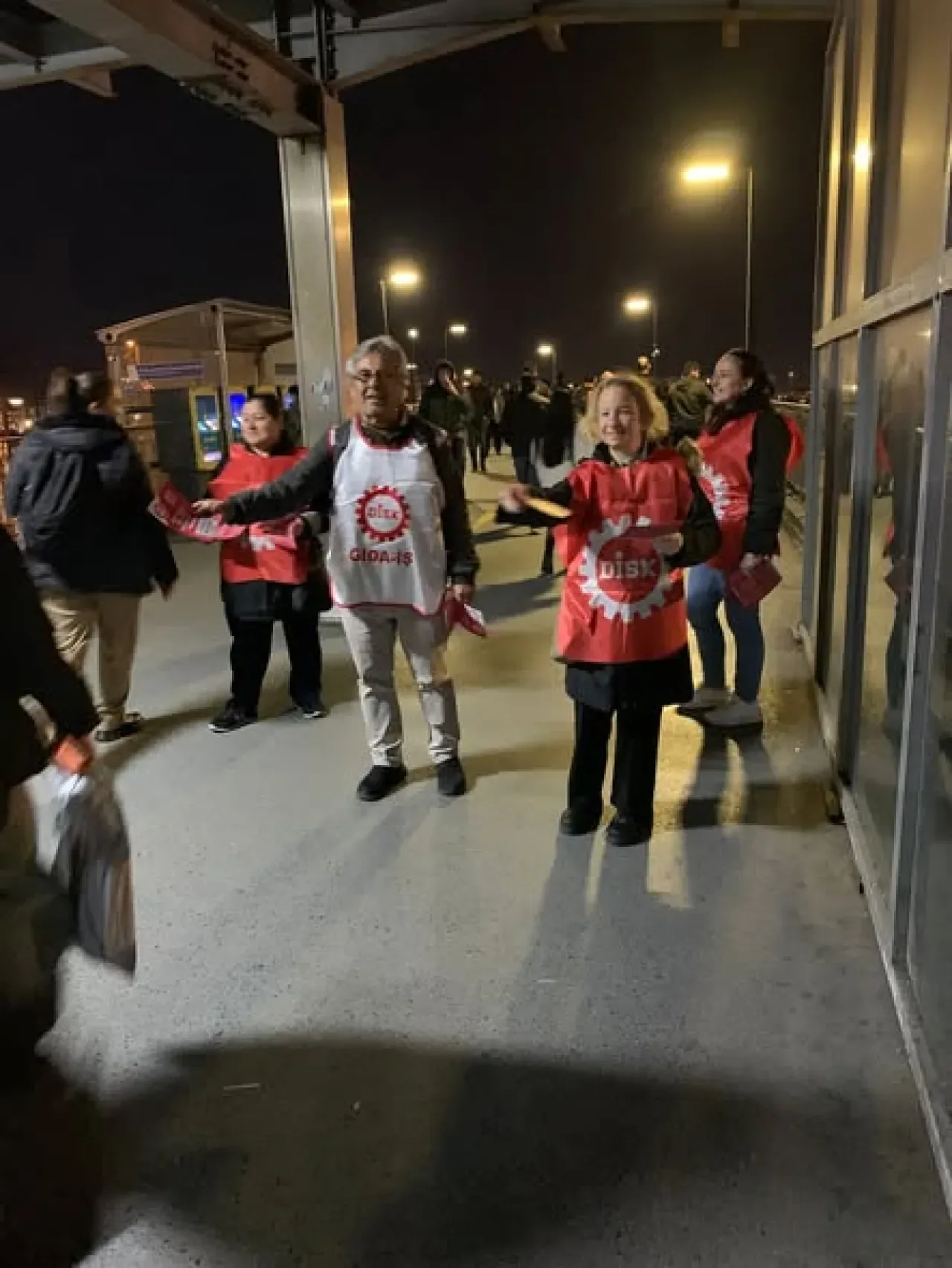DİSK'ten Merter Köprüsü'nde Gelir Adaleti ve İnsanca Yaşam Ücreti Eylemi DİSK'ten Merter Köprüsü'nde Gelir Adaleti ve İnsanca Yaşam Ücreti Eylemi
