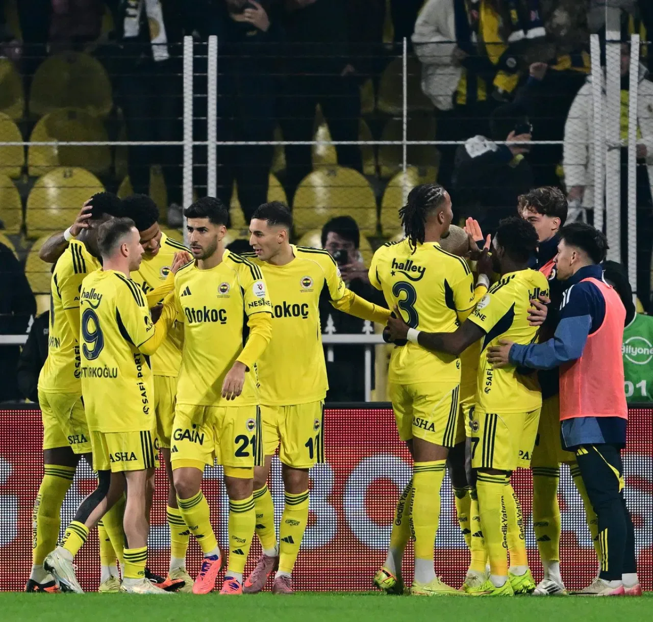Fenerbahçe, Konyaspor'u 4-0 Mağlup Etti Fenerbahçe, Konyaspor'u 4-0 Mağlup Etti