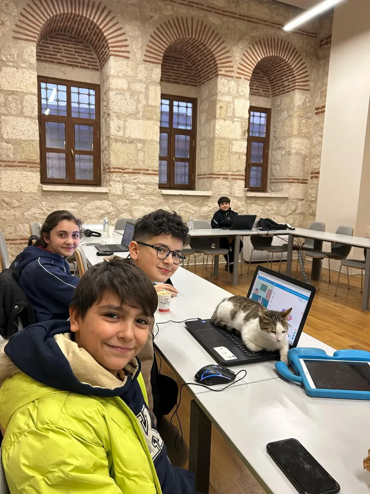 Yeşilay Eyyüpsultan Şubesi'nden Yapay Zeka ve Kodlama Eğitimi Yeşilay Eyyüpsultan Şubesi'nden Yapay Zeka ve Kodlama Eğitimi