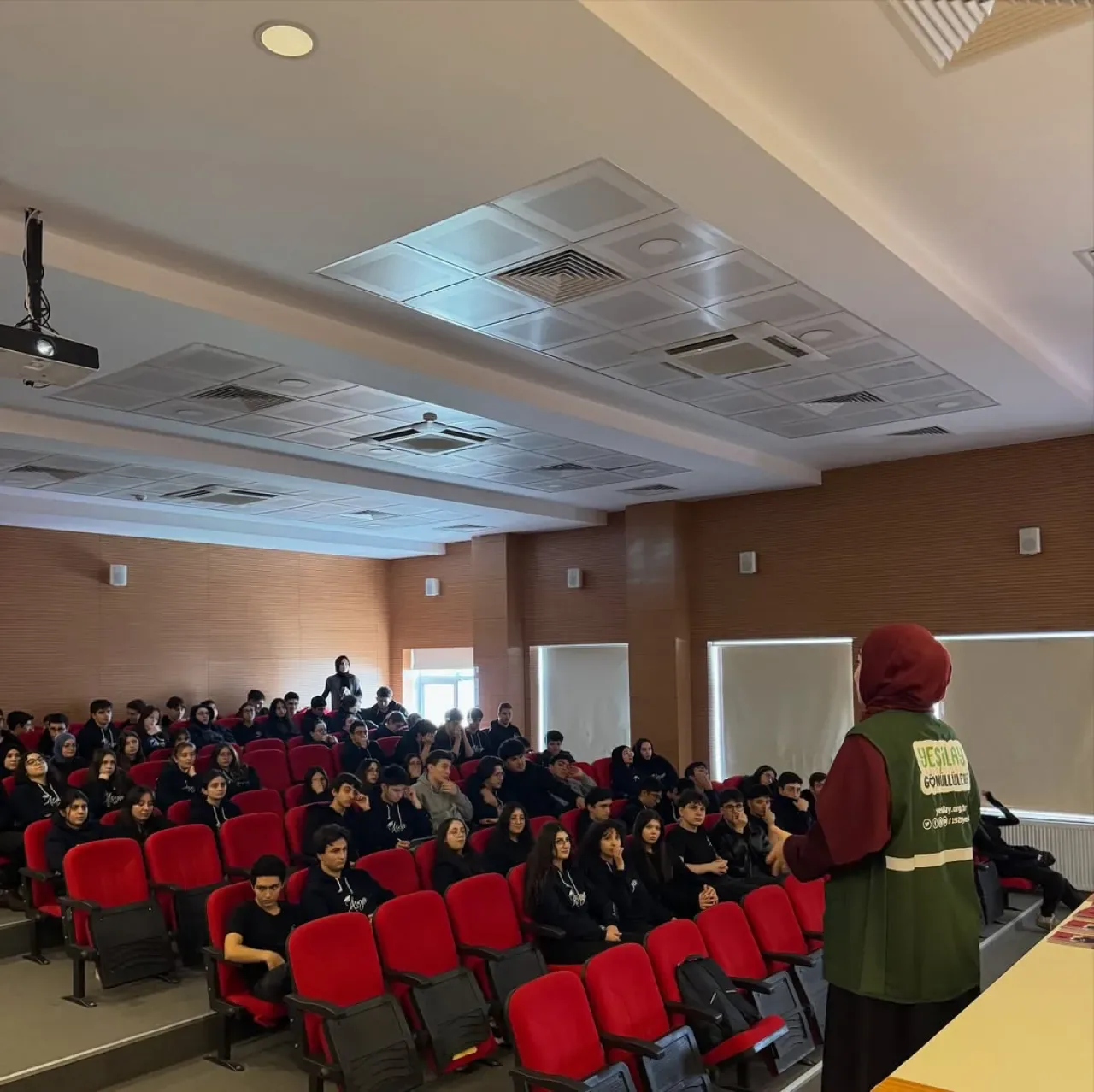 Yeşilay'dan Sancaktepe'de Liseli Gençlere Alkol Bağımlılığı Eğitimi Yeşilay'dan Sancaktepe'de Liseli Gençlere Alkol Bağımlılığı Eğitimi