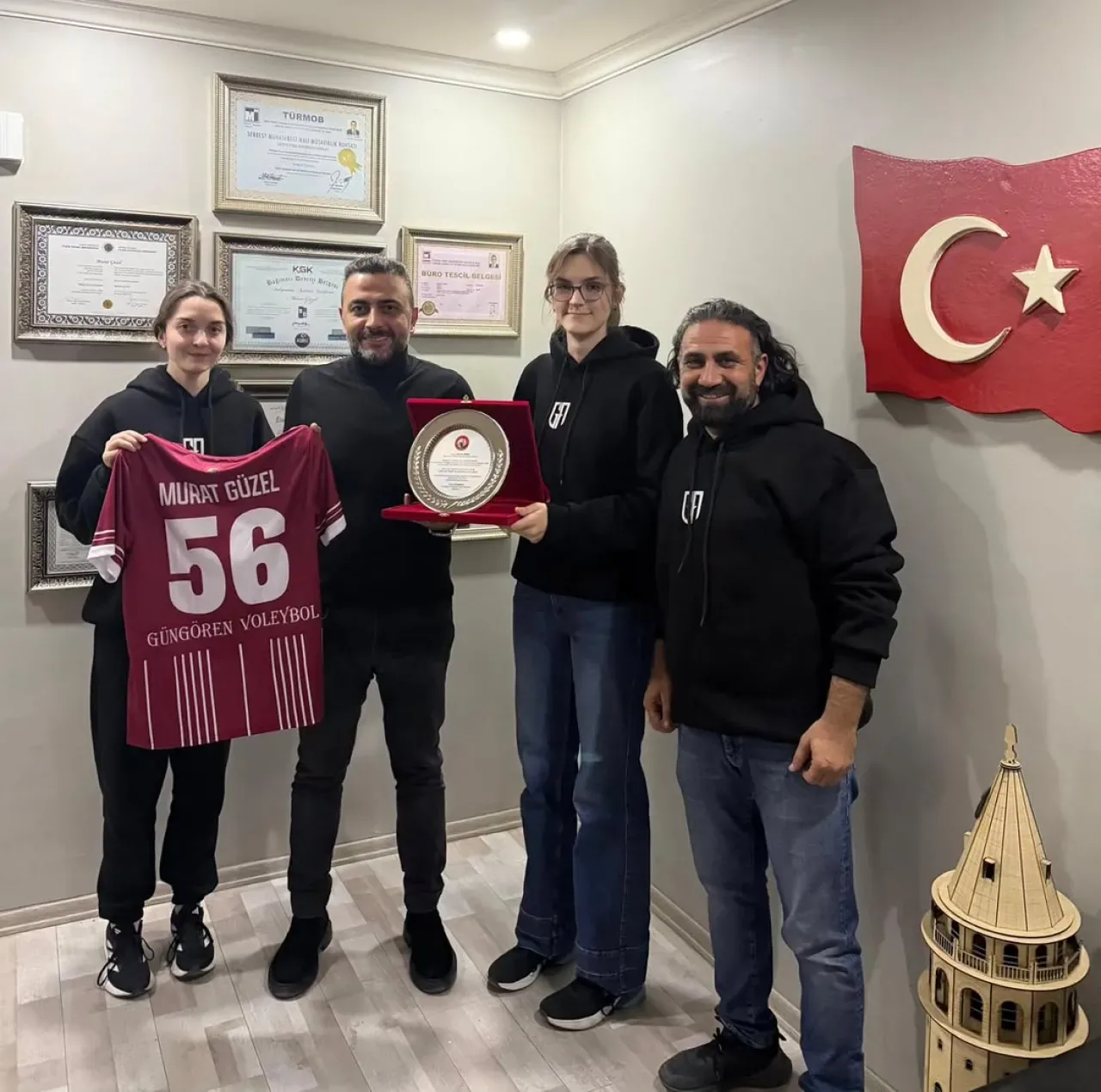 Güngören Voleybol Kulübü'nden MHP'li Murat Güzel'e Ziyaret ve Plaket Takdimi Güngören Voleybol Kulübü'nden MHP'li Murat Güzel'e Ziyaret ve Plaket Takdimi