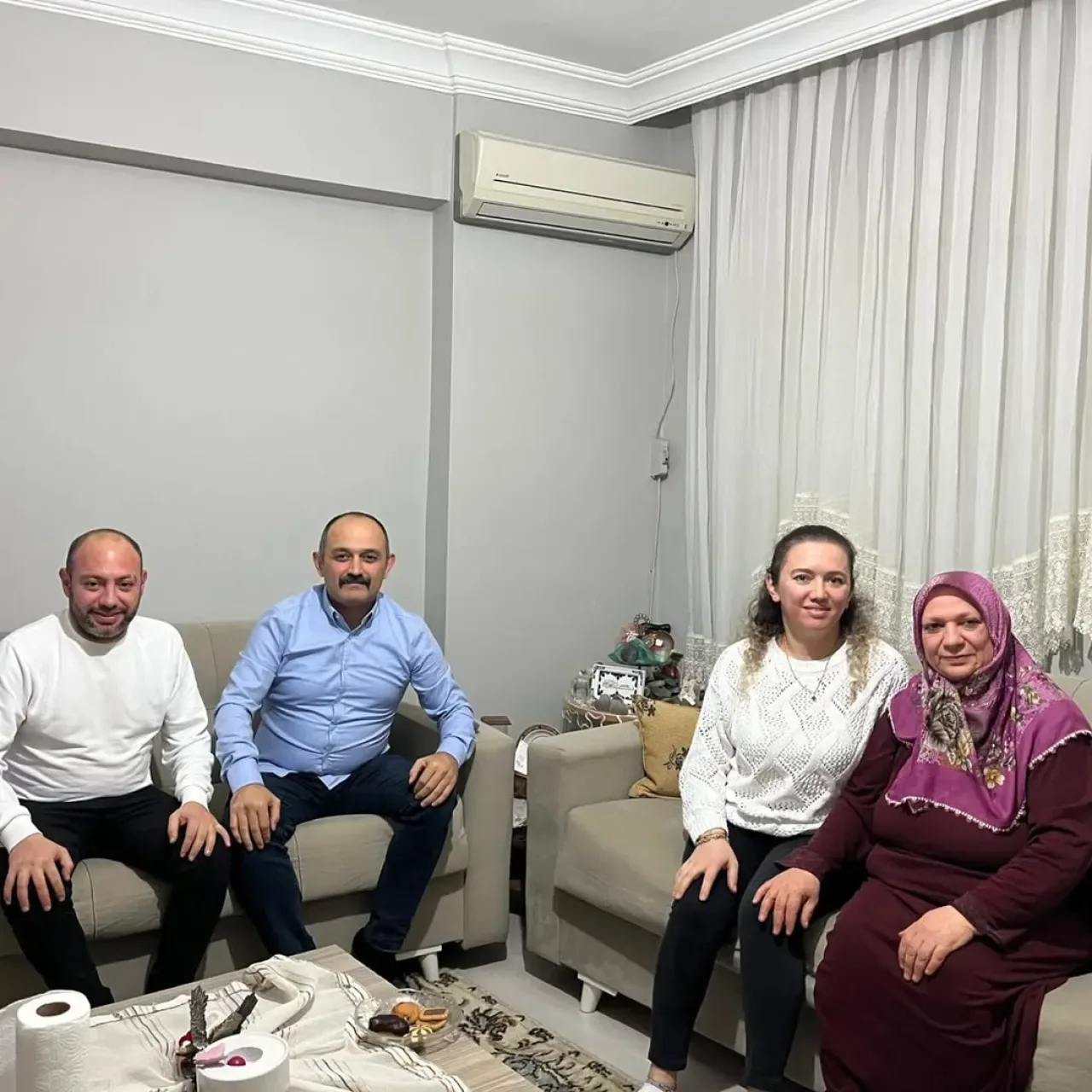MHP Kağıthane, Ortabayır Mahallesi'nde Mutlu Ailesine Ziyaret MHP Kağıthane, Ortabayır Mahallesi'nde Mutlu Ailesine Ziyaret