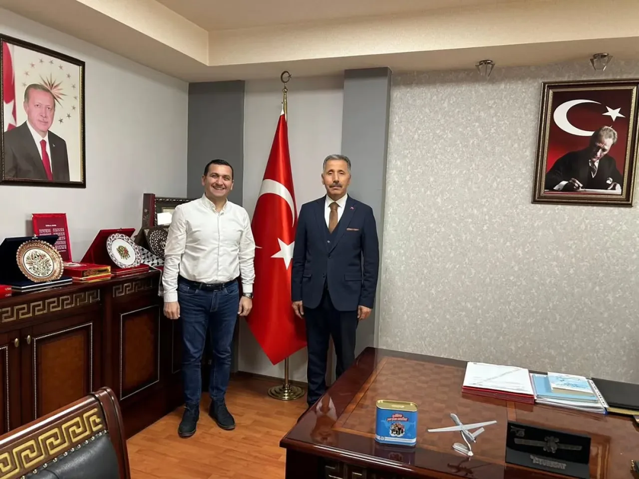 Tolga Erdoğan, Sincan İlçe Milli Eğitim Müdürü Alican KILIç'ı Ziyaret Etti Tolga Erdoğan, Sincan İlçe Milli Eğitim Müdürü Alican KILIç'ı Ziyaret Etti