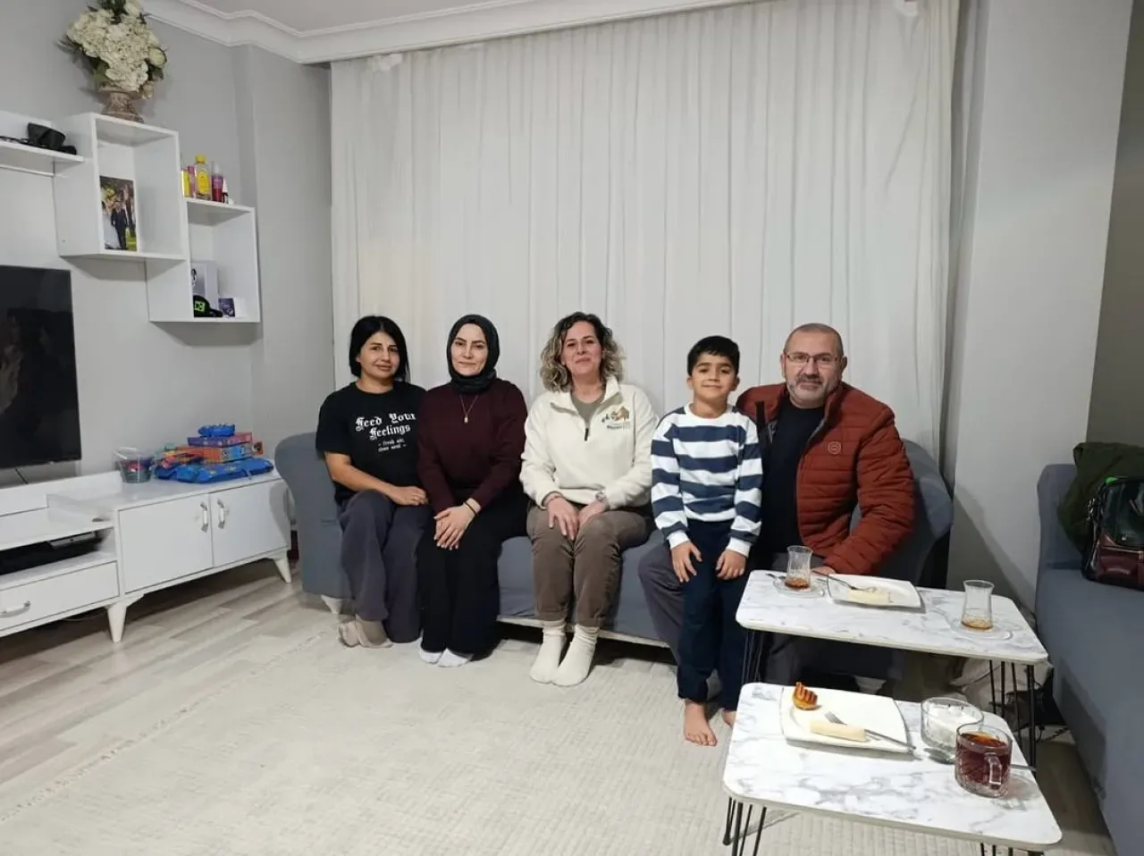 MHP Maltepe'de Gülensu Mahallesi'nde Aile Ziyareti Gerçekleştirdi MHP Maltepe'de Gülensu Mahallesi'nde Aile Ziyareti Gerçekleştirdi
