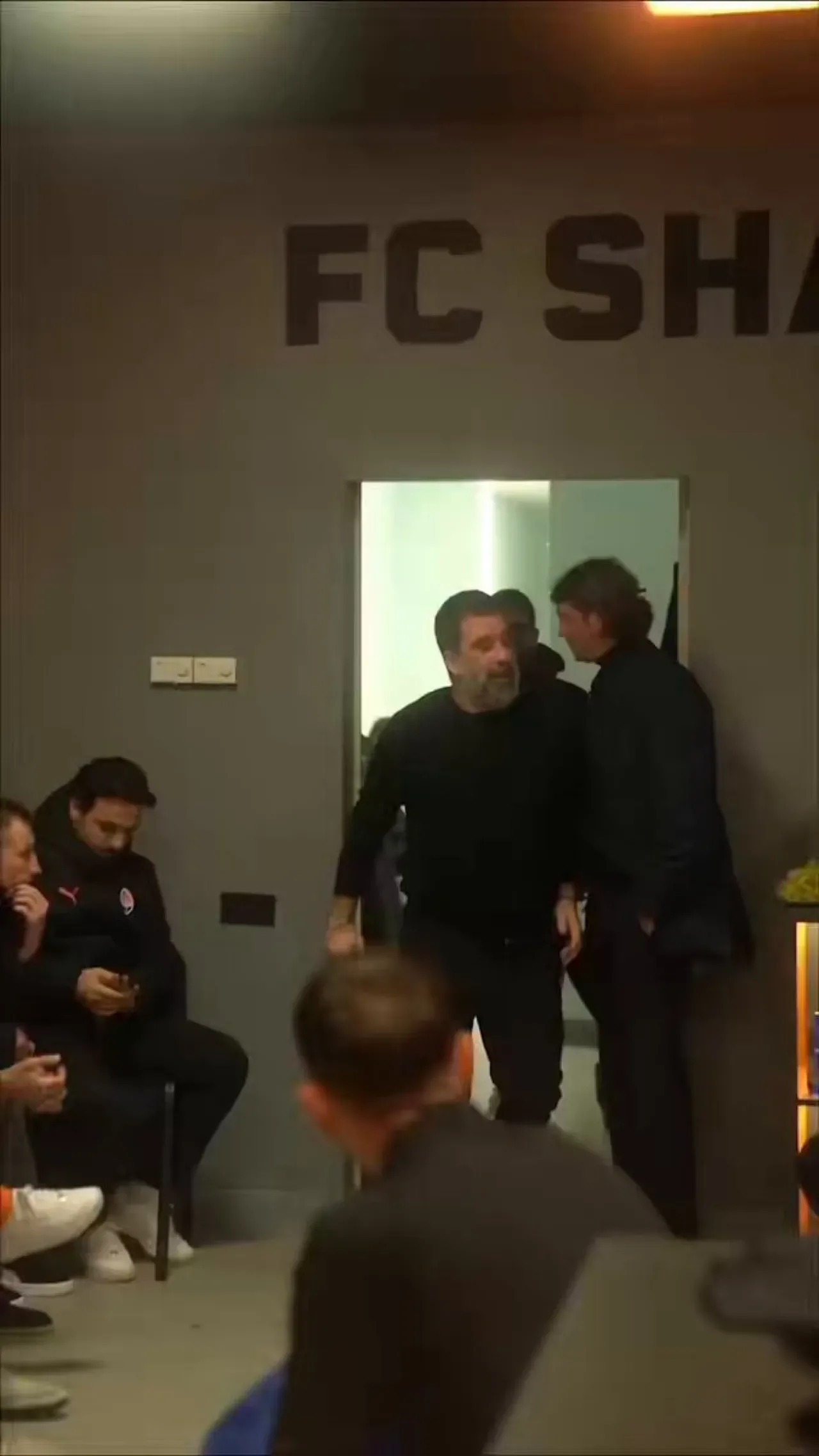 Arda Turan'dan Shakhtar Maçı Öncesi Etkileyici Motivasyon Konuşması Arda Turan'dan Shakhtar Maçı Öncesi Etkileyici Motivasyon Konuşması