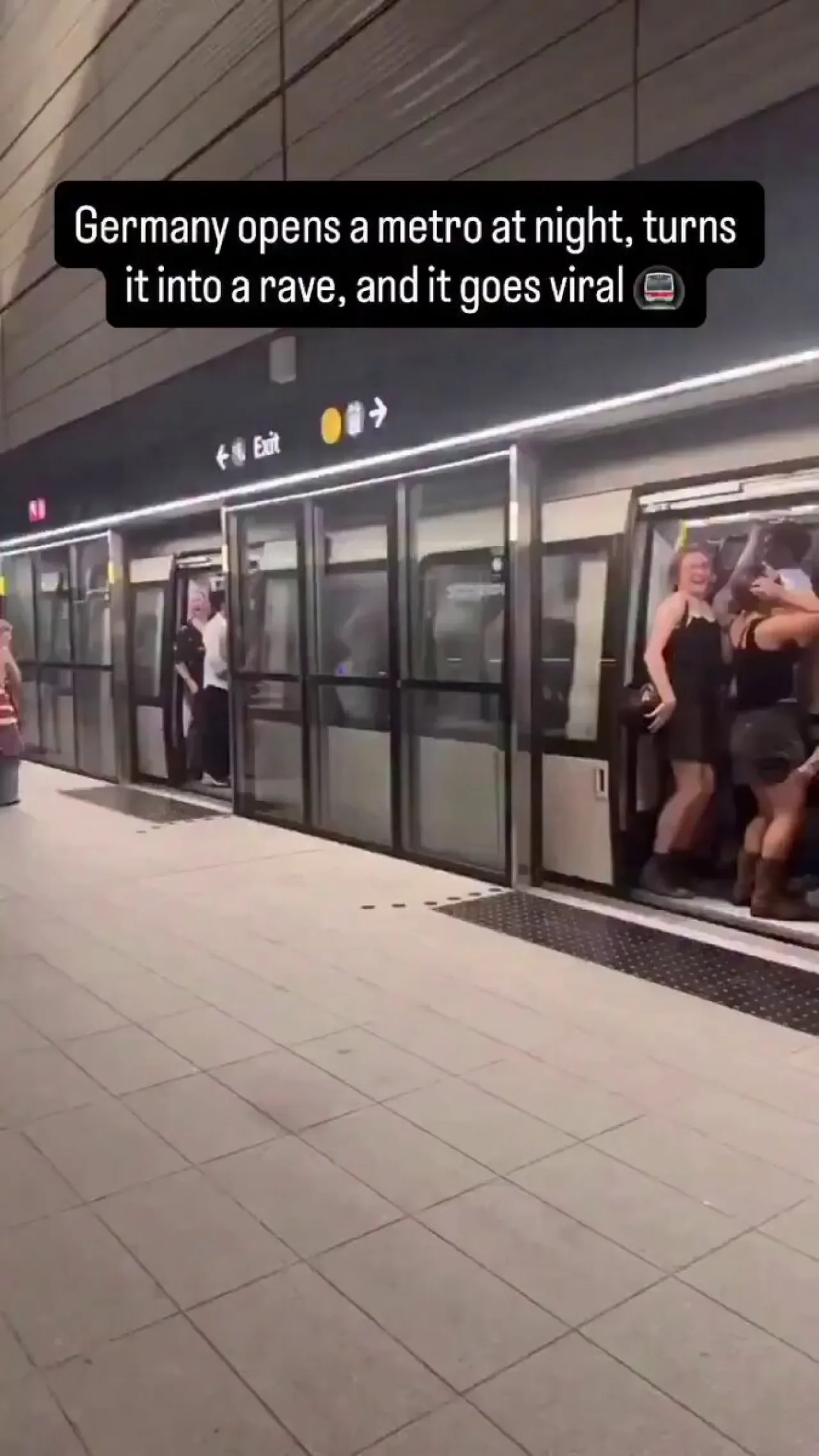 Almanya'da Metro Vagonları Gece Kulübüne Dönüştü Almanya'da Metro Vagonları Gece Kulübüne Dönüştü