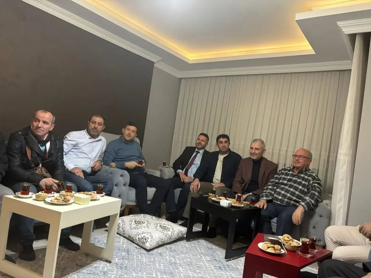 AK Parti Gebze İlçe Teşkilatı Cumhuriyet Mahallesi'nde Vatandaş Ziyareti Gerçekleştirdi AK Parti Gebze İlçe Teşkilatı Cumhuriyet Mahallesi'nde Vatandaş Ziyareti Gerçekleştirdi