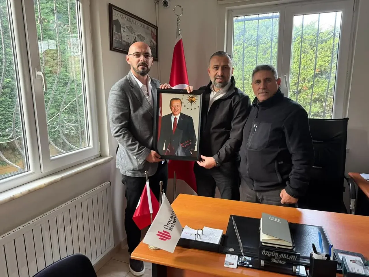 Ümraniye'de Muhtar Özgür Aslan'a Cumhurbaşkanı'ndan Özel İmzalı Belge Ümraniye'de Muhtar Özgür Aslan'a Cumhurbaşkanı'ndan Özel İmzalı Belge