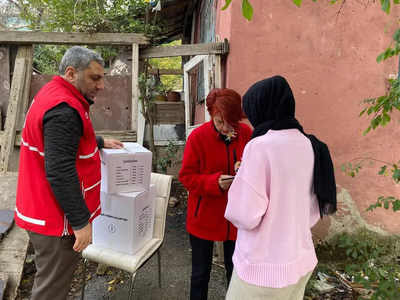 Türk Kızılay Ataşehir'den İhtiyaç Sahibi Ailelere Gıda Desteği Türk Kızılay Ataşehir'den İhtiyaç Sahibi Ailelere Gıda Desteği
