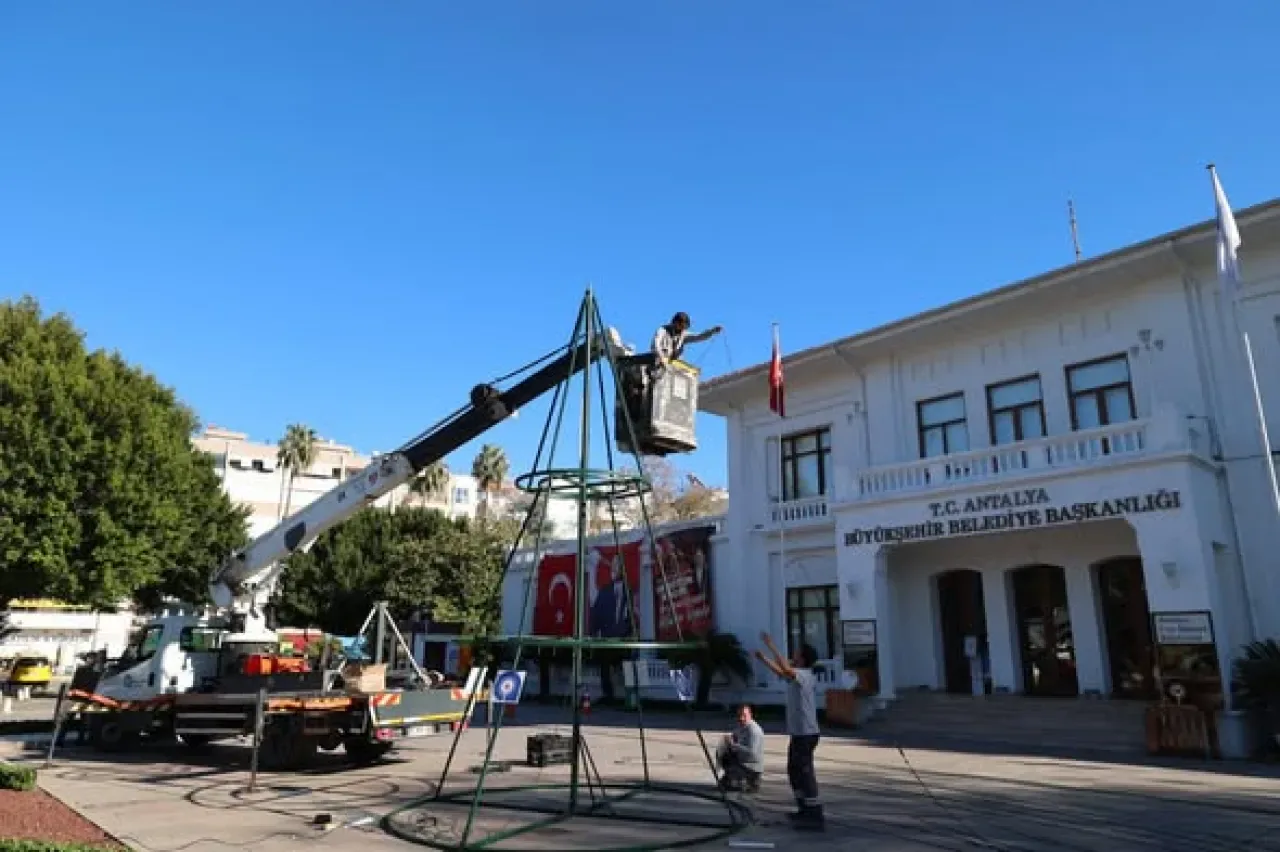 Antalya Yılbaşı İçin Işıl Işıl Hazır Antalya Yılbaşı İçin Işıl Işıl Hazır