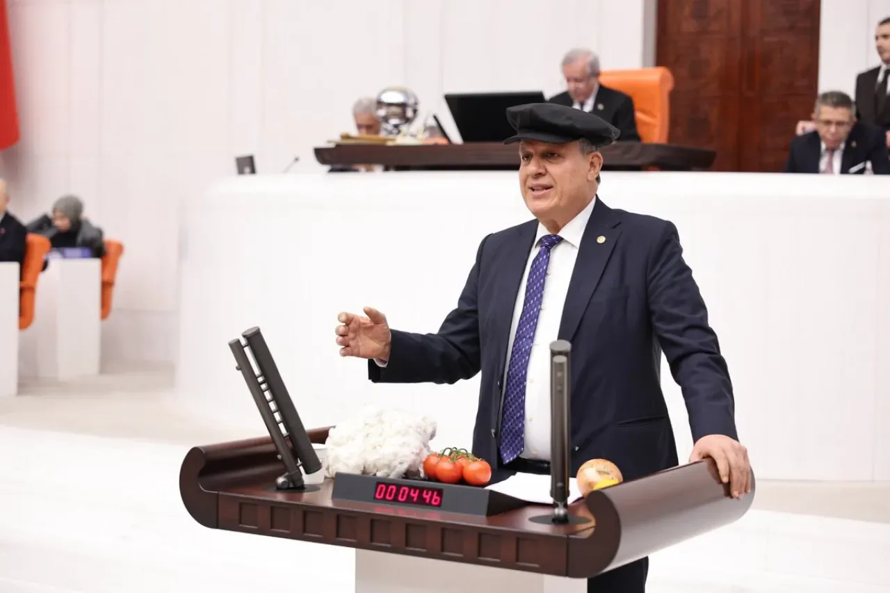 CHP'li Barut'tan Meclis'teki Çiftçi Şapkası Açıklaması: "Bu Şapkayı Attırana Bakın" CHP'li Barut'tan Meclis'teki Çiftçi Şapkası Açıklaması: "Bu Şapkayı Attırana Bakın"