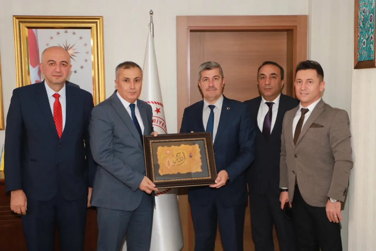 Mustafakemalpaşa İlçe Milli Eğitim Müdürlüğü'nden Yeni İl Müdürüne Nezaket Ziyareti Mustafakemalpaşa İlçe Milli Eğitim Müdürlüğü'nden Yeni İl Müdürüne Nezaket Ziyareti