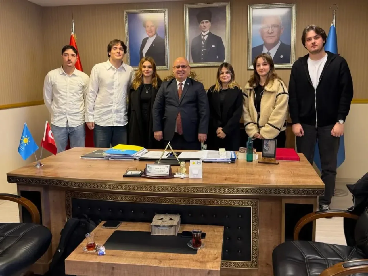 İYİ Parti Avcılar'da Üniversiteli Gençlerle Verimli Sohbet İYİ Parti Avcılar'da Üniversiteli Gençlerle Verimli Sohbet