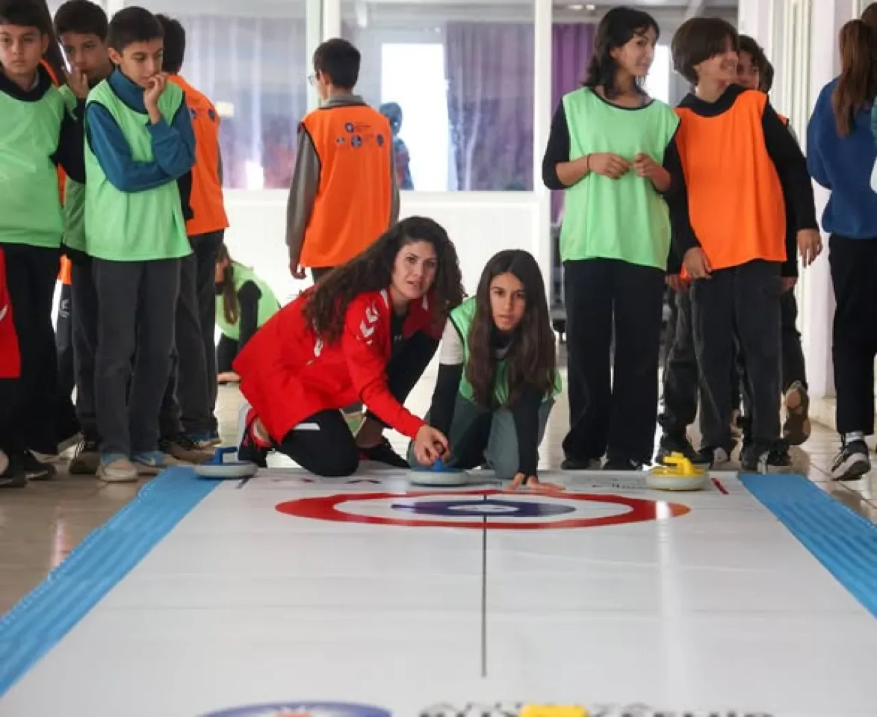 Antalya'da Kız Çocukları Floor Curling ile Tanışıyor Antalya'da Kız Çocukları Floor Curling ile Tanışıyor