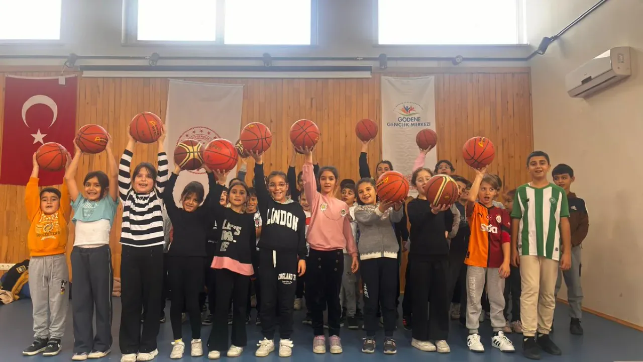 Konya'da Gençler Hem Sporla Buluşuyor Hem De Doğa Yürüyüşü ve Çevre Temizliğine Katılıyor Konya'da Gençler Hem Sporla Buluşuyor Hem De Doğa Yürüyüşü ve Çevre Temizliğine Katılıyor