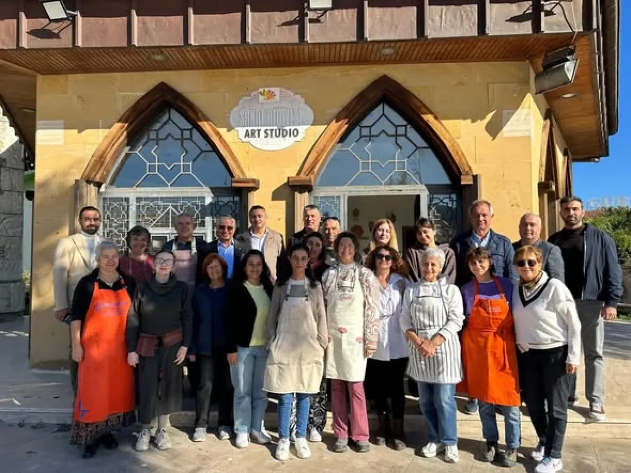 Kemer Belediye Başkanı'ndan Seramik Kursiyerlerine Destek Ziyareti Kemer Belediye Başkanı'ndan Seramik Kursiyerlerine Destek Ziyareti
