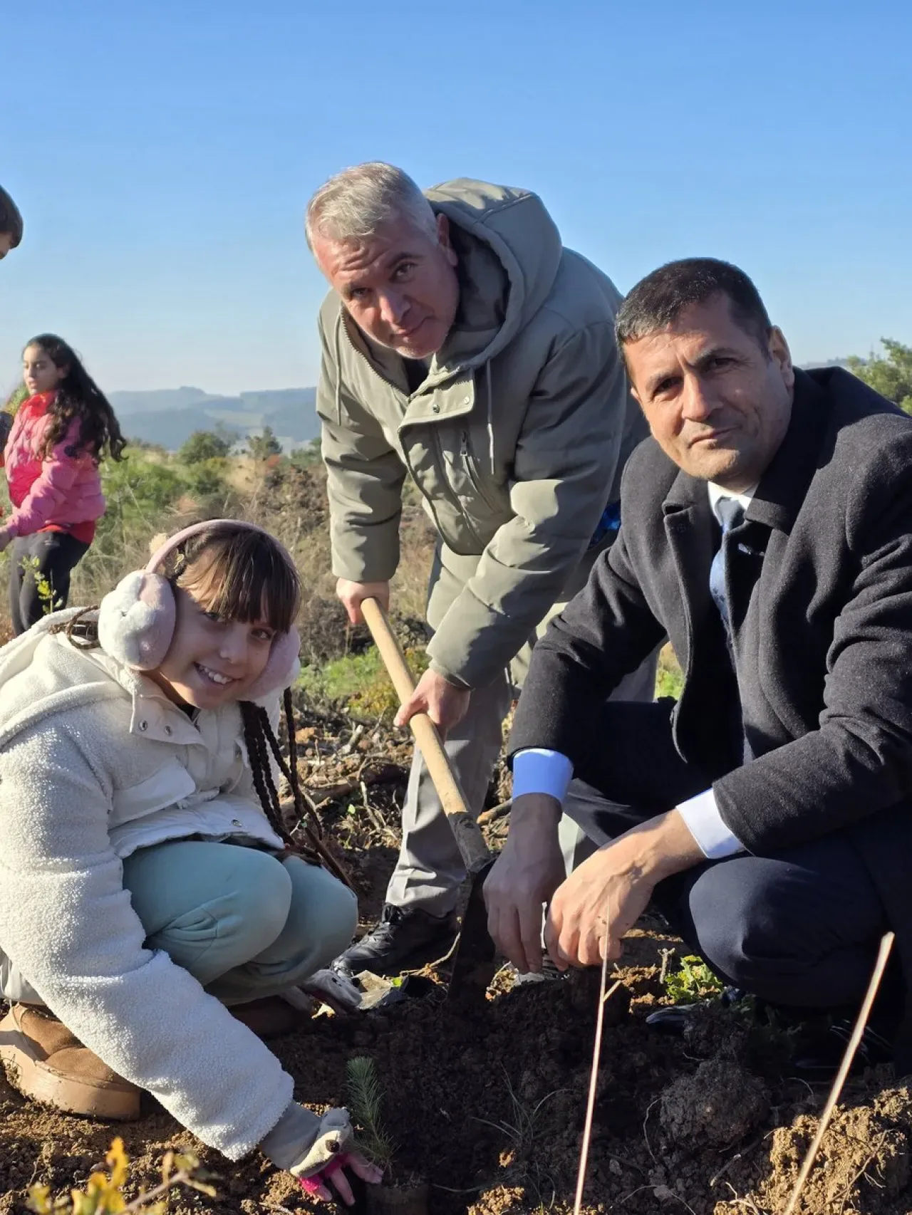 Bursa'da Öğrenciler "Sevdamız Yeşil Vatan" İçin Fidan Dikti Bursa'da Öğrenciler "Sevdamız Yeşil Vatan" İçin Fidan Dikti