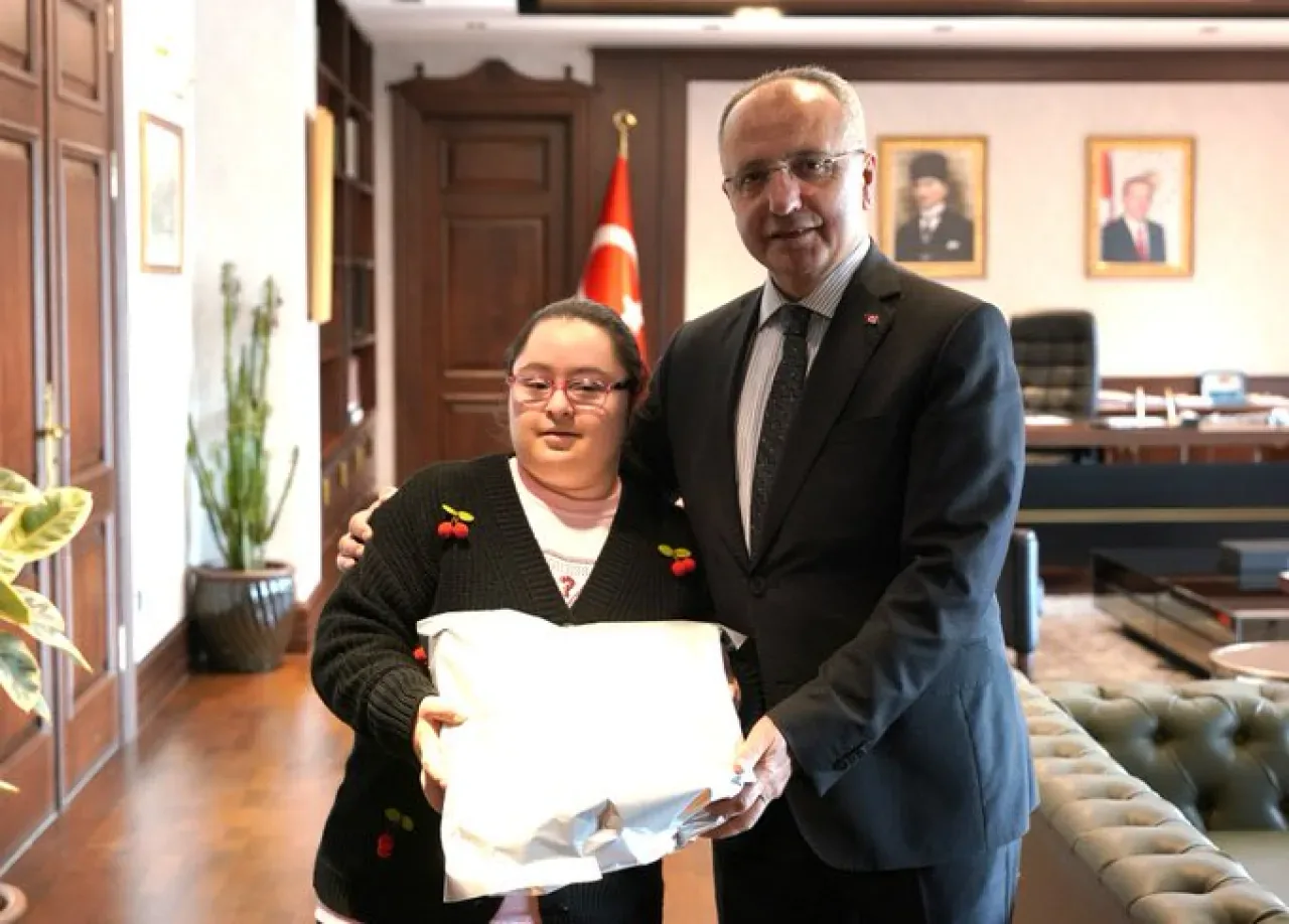Ümraniye Kaymakamı Çelik, Özel Eğitim Okulu Öğrencisini Makamında Ağırladı Ümraniye Kaymakamı Çelik, Özel Eğitim Okulu Öğrencisini Makamında Ağırladı