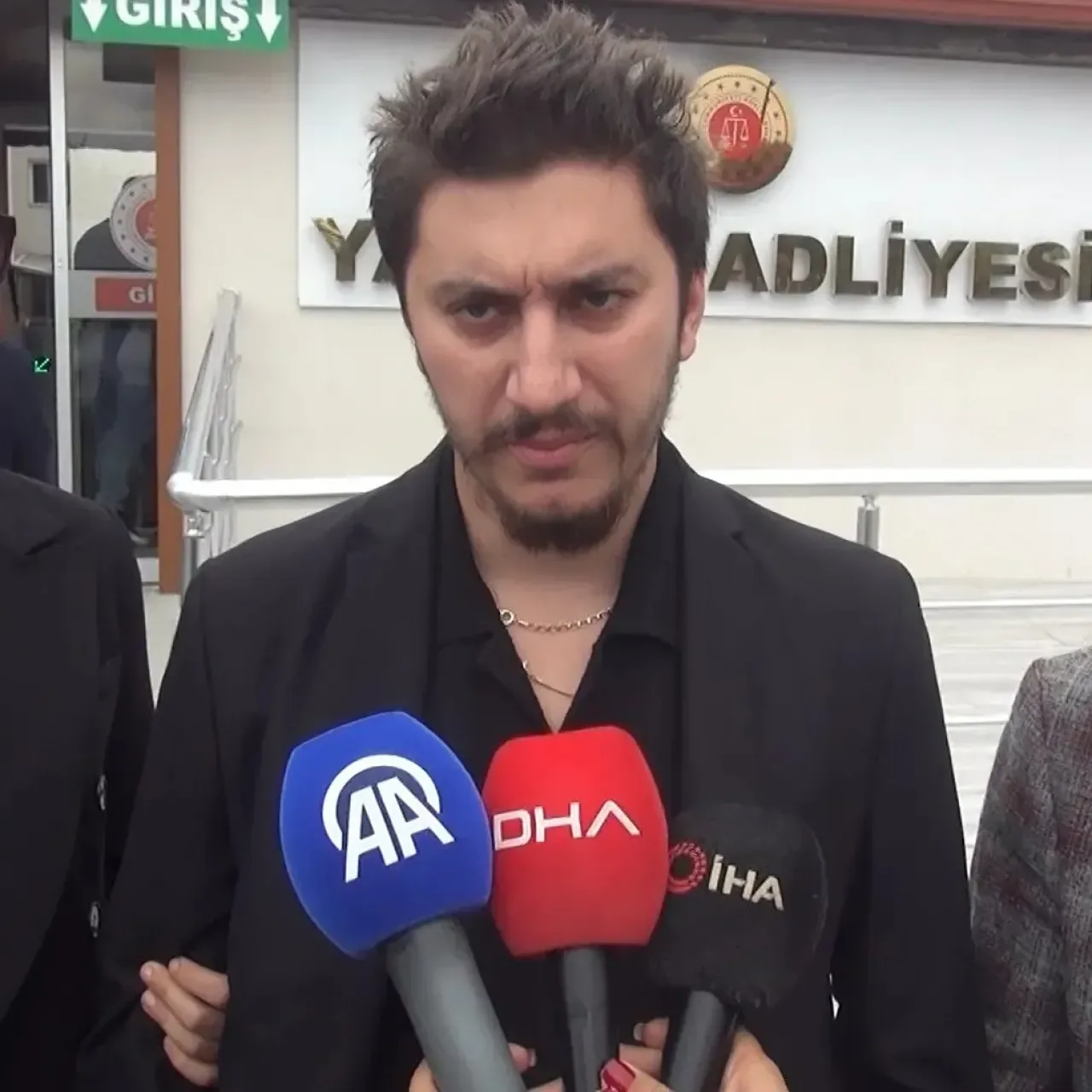 Güllü'nün Oğlu Tuğberk Yağız, Ablası ve Arkadaşı Hakkında Şikayette Bulundu Güllü'nün Oğlu Tuğberk Yağız, Ablası ve Arkadaşı Hakkında Şikayette Bulundu