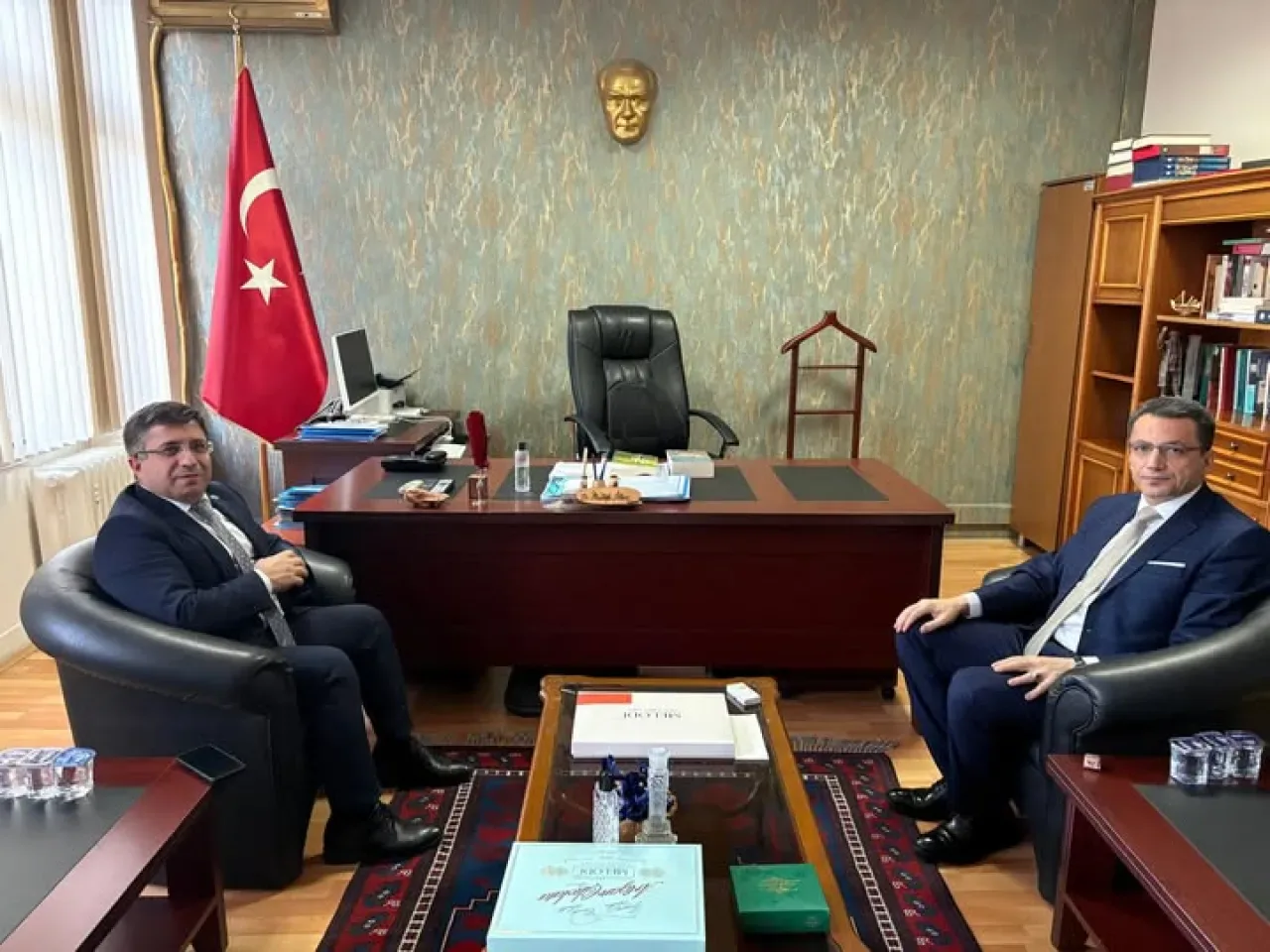 Balıkesir Üniversitesi Rektörü'nden Vali Yardımcısı'na Nezaket Ziyareti Balıkesir Üniversitesi Rektörü'nden Vali Yardımcısı'na Nezaket Ziyareti