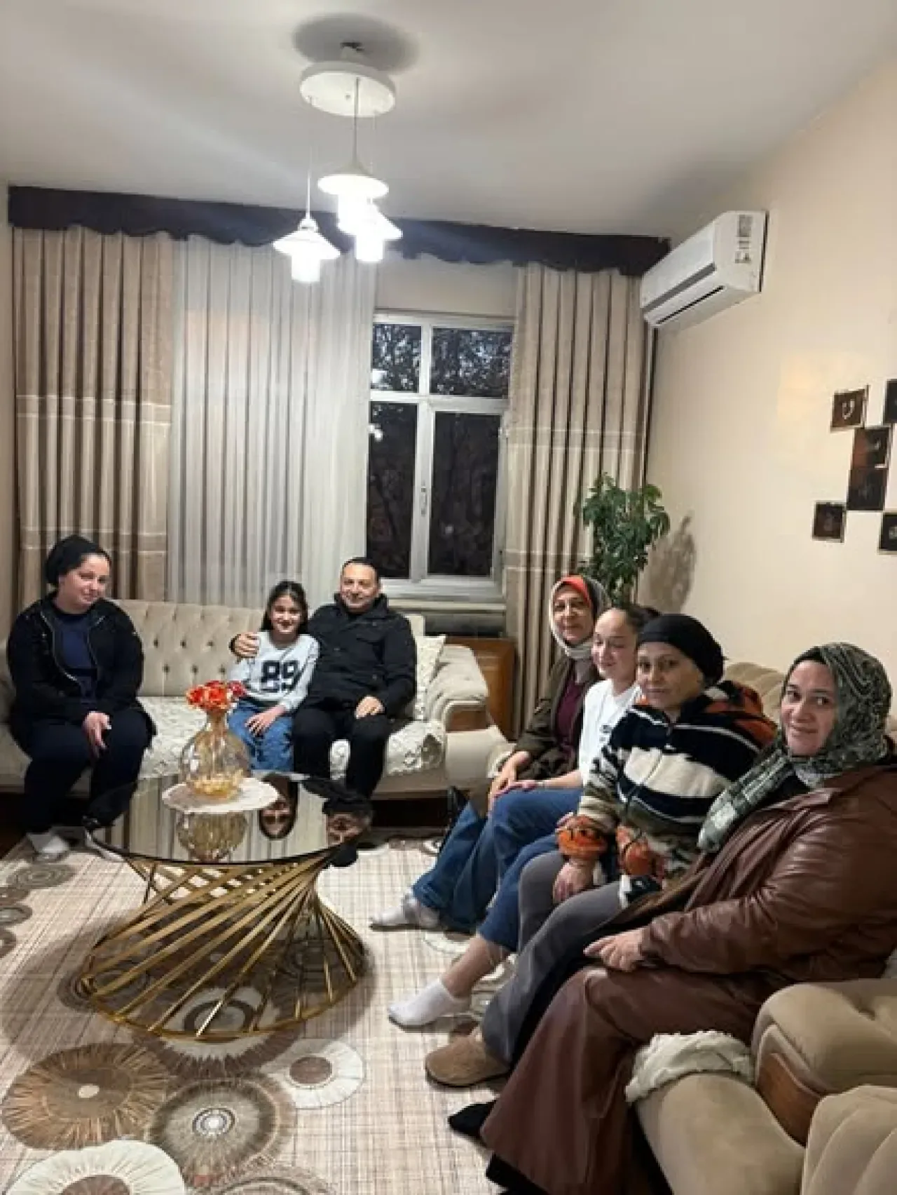 AK Parti Bayrampaşa'dan Hane Ziyaretleri: Ailelerin Yanındayız AK Parti Bayrampaşa'dan Hane Ziyaretleri: Ailelerin Yanındayız