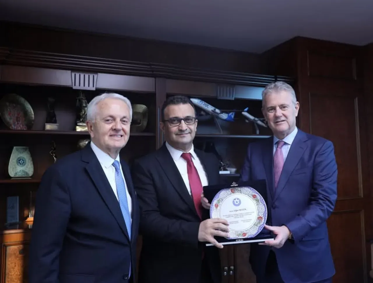 İzmir Ticaret Odası'ndan 28 Yıllık Çalışana Vefa Plaketi İzmir Ticaret Odası'ndan 28 Yıllık Çalışana Vefa Plaketi